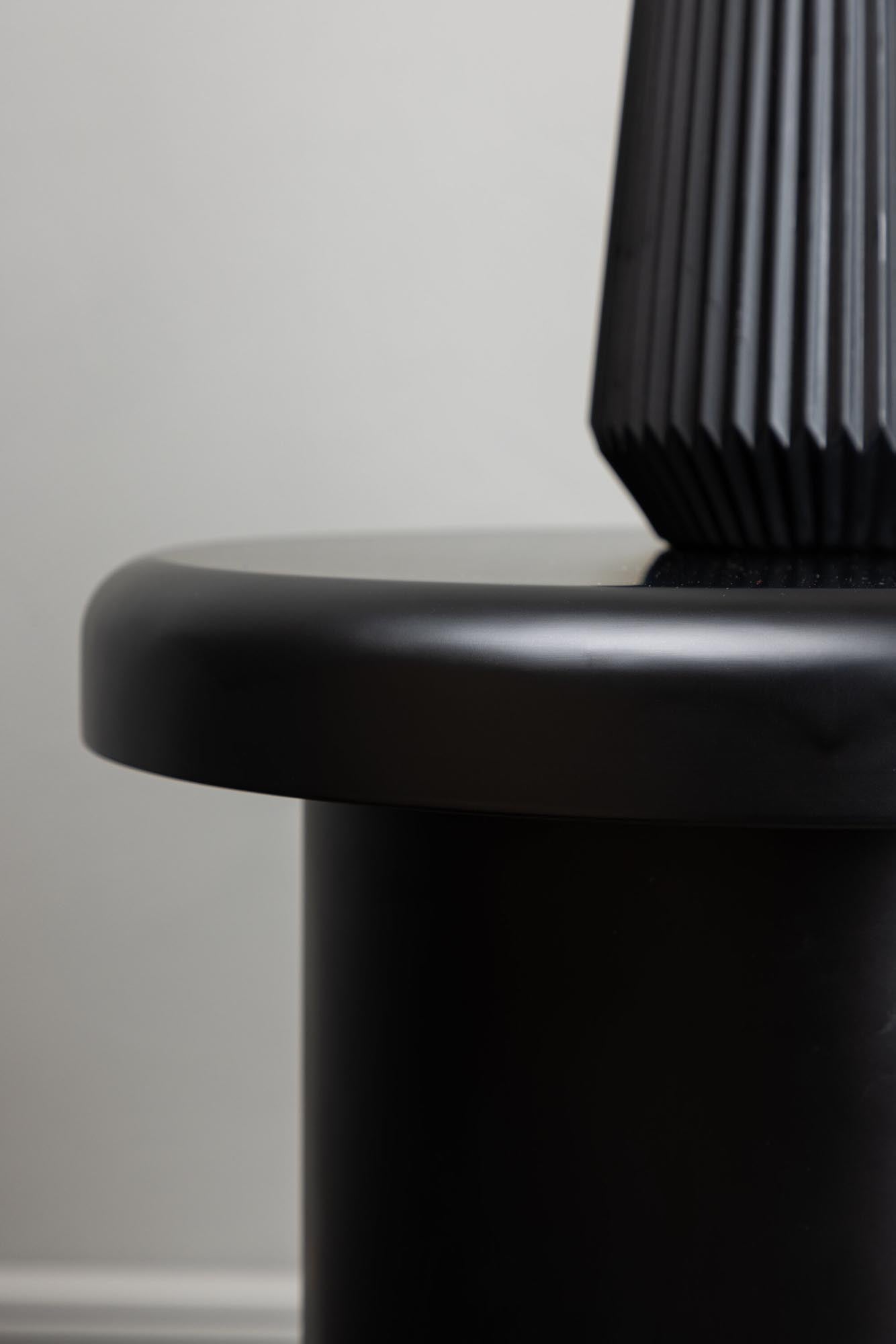 Eleganter Namsos-Beistelltisch von Venture Home: Stilvolles, schwarzes Design aus langlebigem MDF. Perfekt für jeden Wohnraum und funktional.