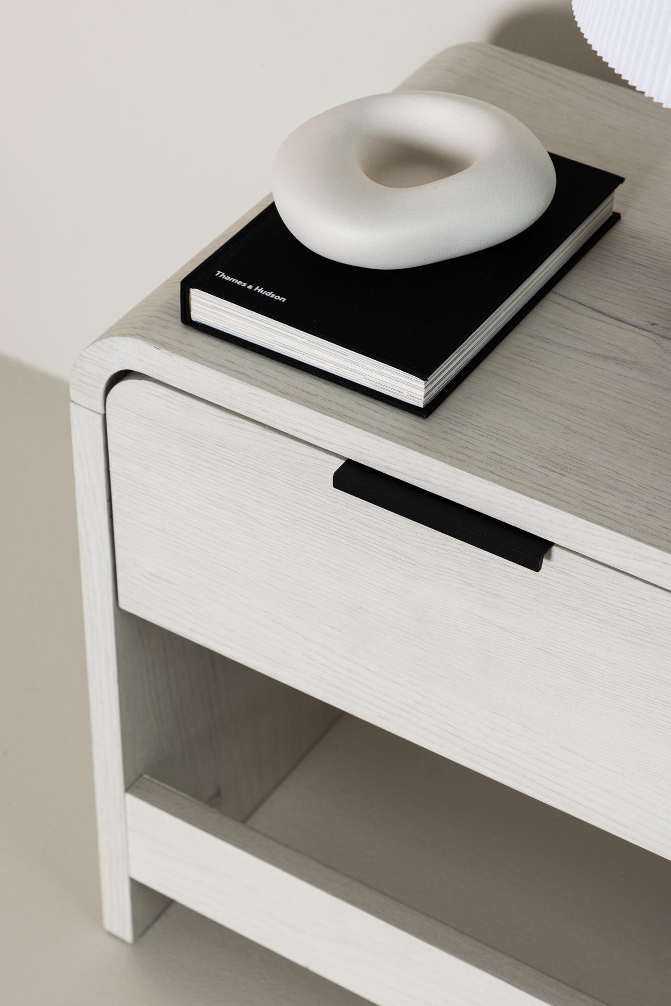 Eleganter Lyngdal Beistelltisch: Weisses MDF, kompakt (30x40x40 cm), ideal als Nachttisch oder Beistelltisch, mit Schublade.