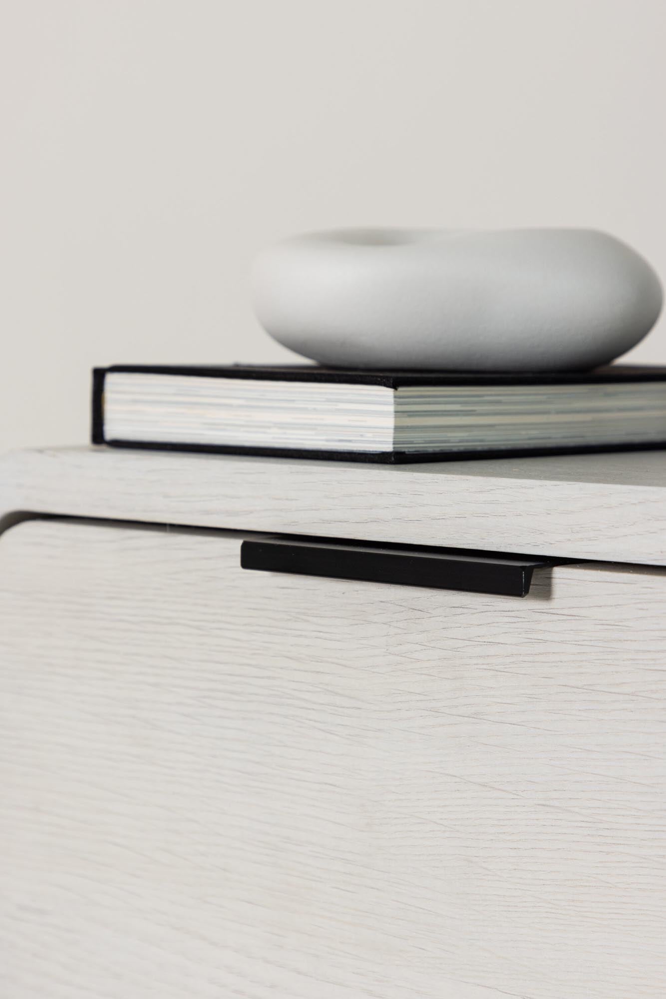 Entdecken Sie den Lyngdal Beistelltisch von Venture Home – ein stilvolles, funktionales Möbelstück aus hochwertigem MDF, ideal für jeden Raum.