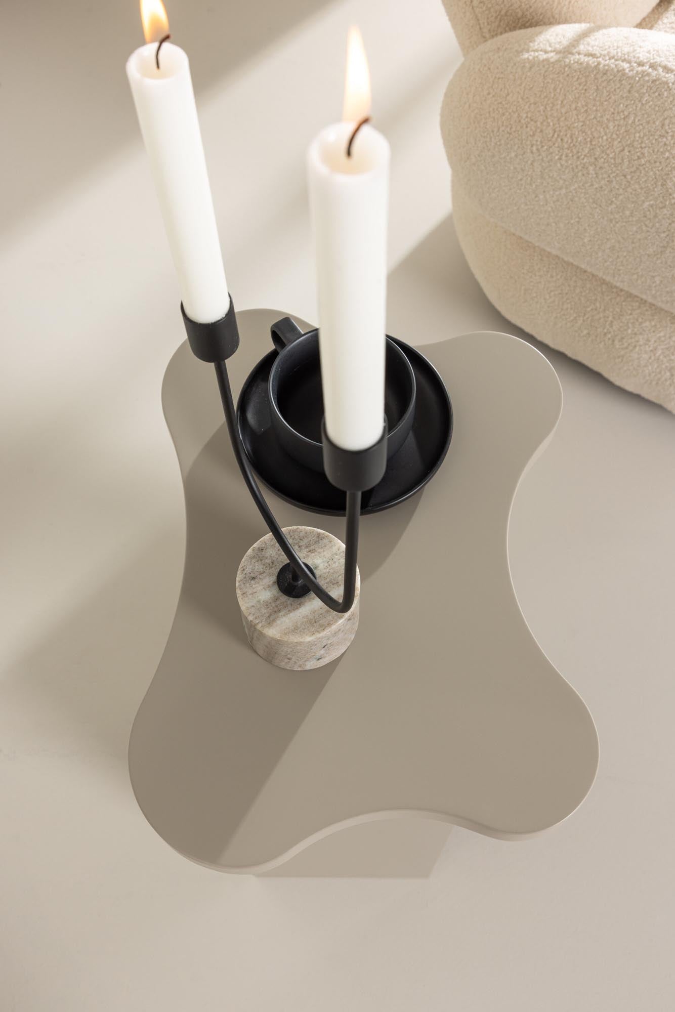 Der Molde Tisch: Ein eleganter Beistelltisch in Braun, der mit einzigartigen Formen und vielseitigen Abmessungen besticht.