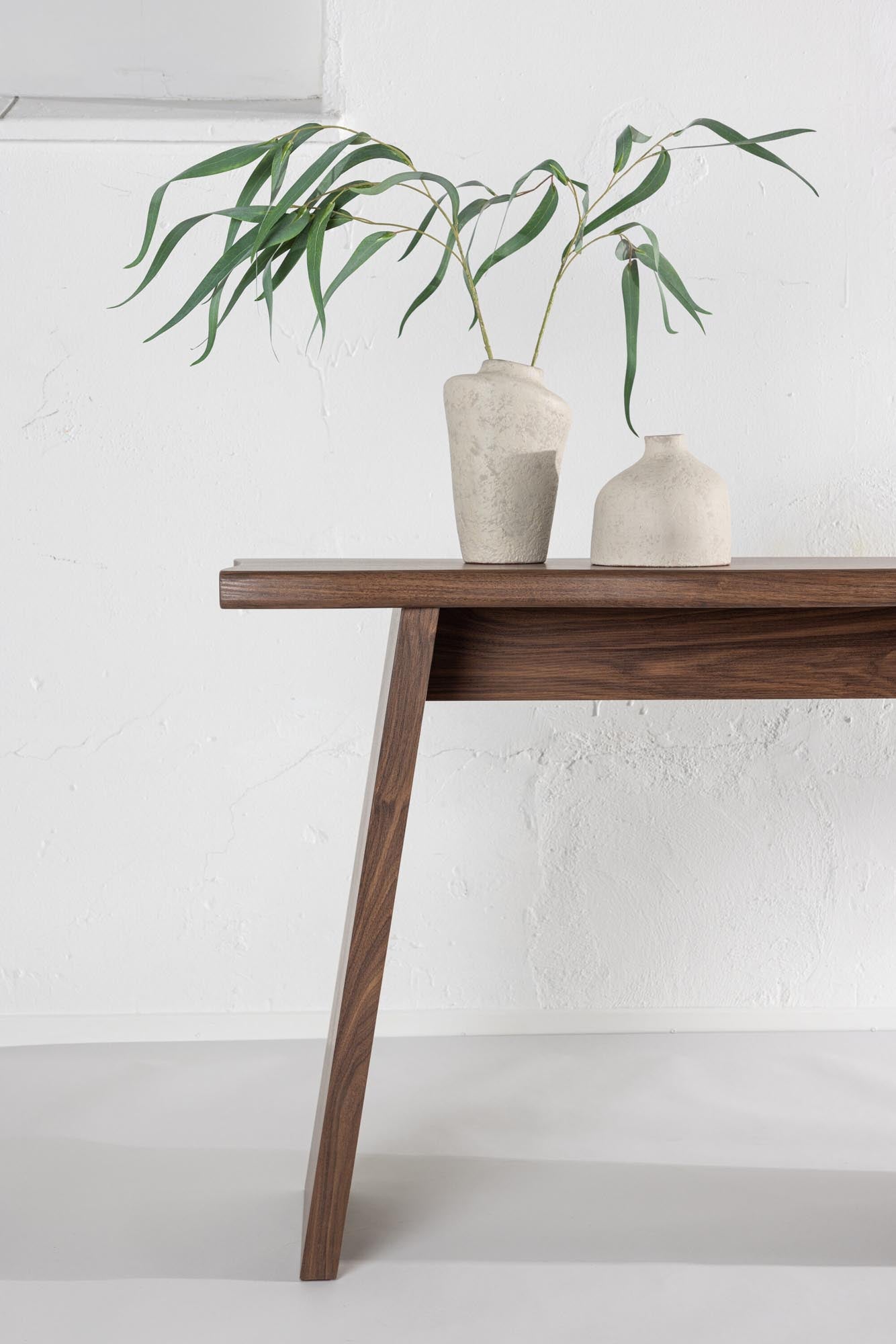 Der Kirkenes Schreibtisch von Venture Home: Elegantes Design in Mokka, 120x80 cm, aus robustem MDF. Perfekt für Home Office und kreative Projekte.