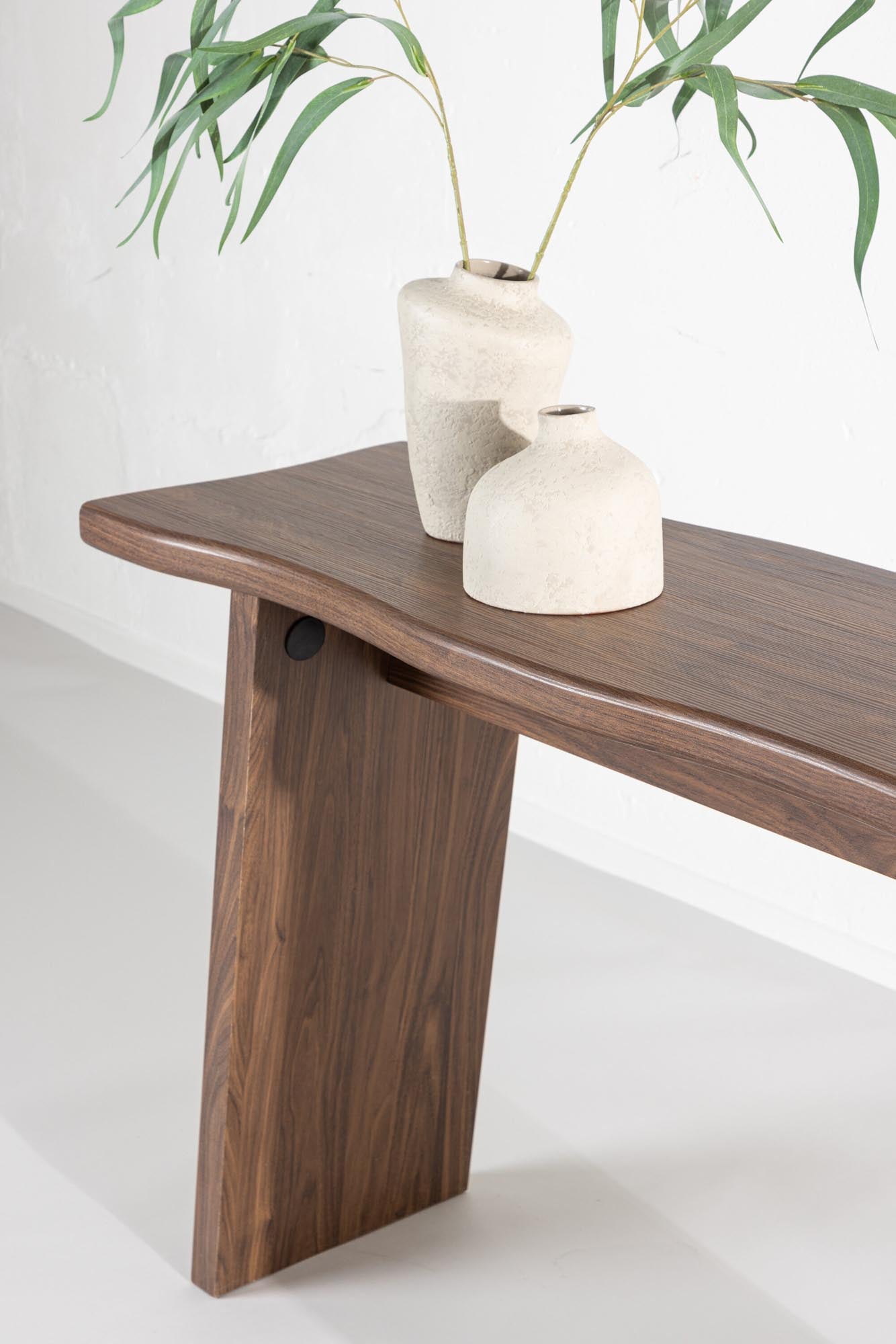 Eleganter Kirkenes Schreibtisch von Venture Home in modernem Design.