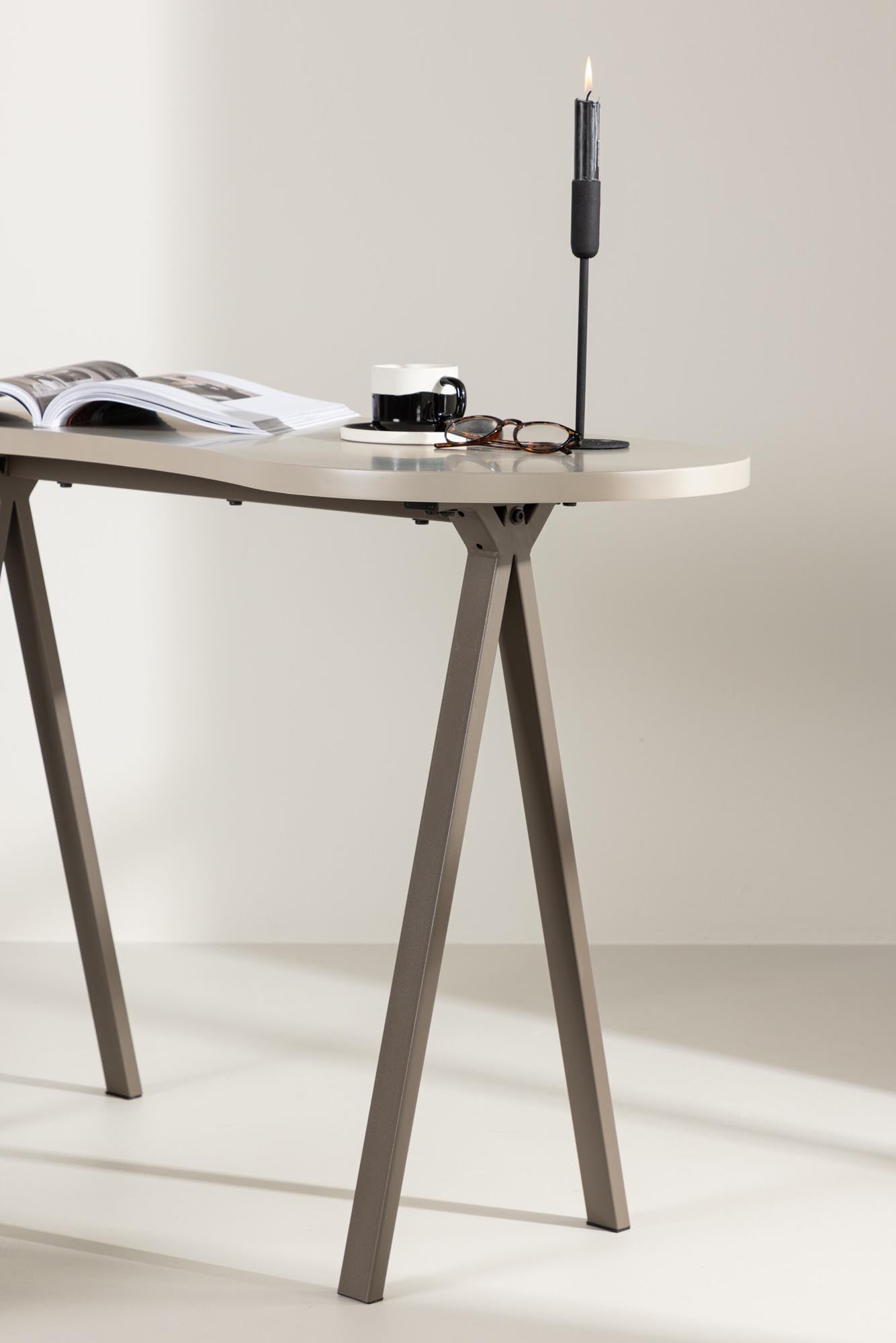 Holmestrand Tisch: Stilvoller Schreibtisch für modernes Wohnen.