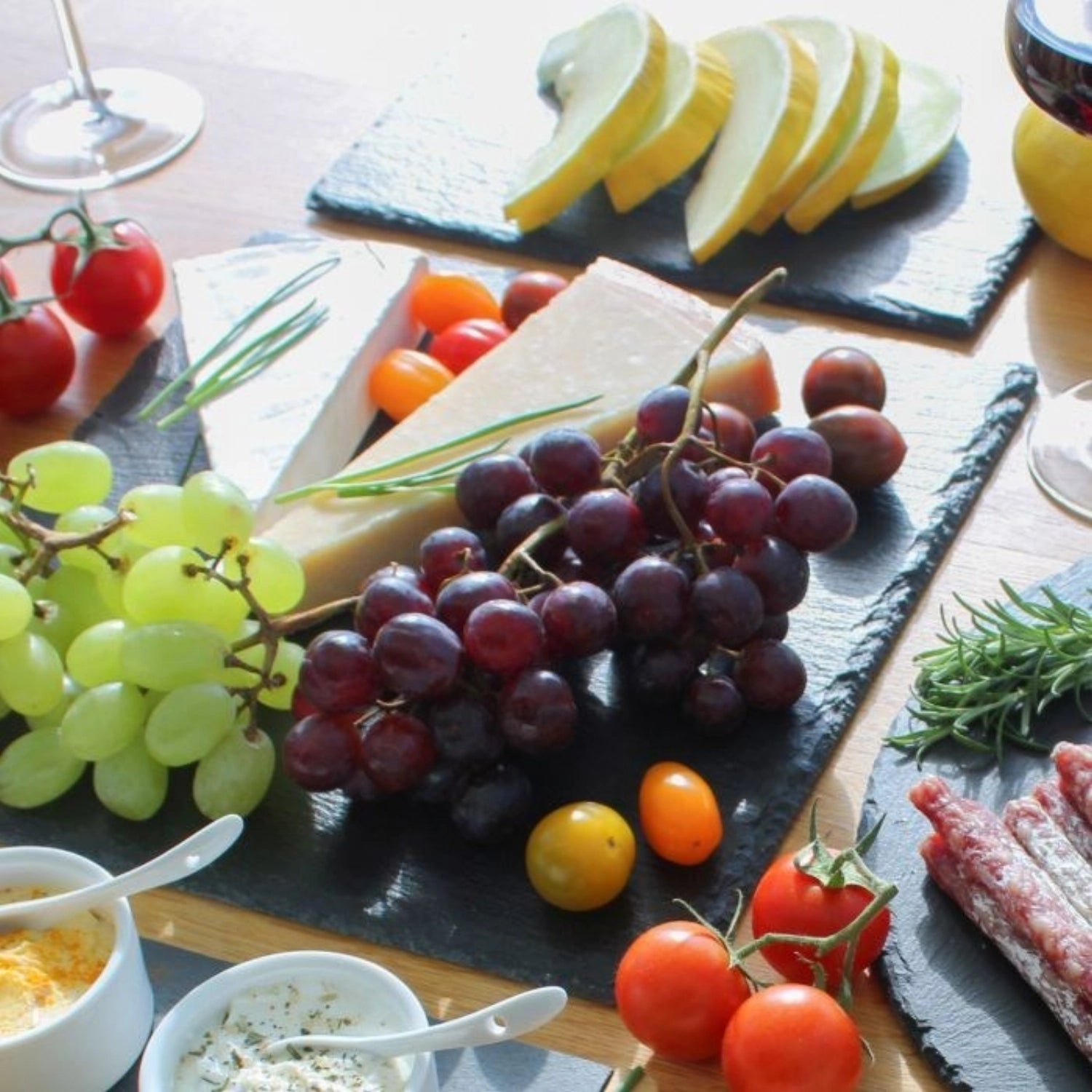 Naturschieferplatte Tapas u. Friends von Westmark, 30 x 30 cm, ideal zum Servieren von Tapas und Snacks, elegant und vielseitig einsetzbar.