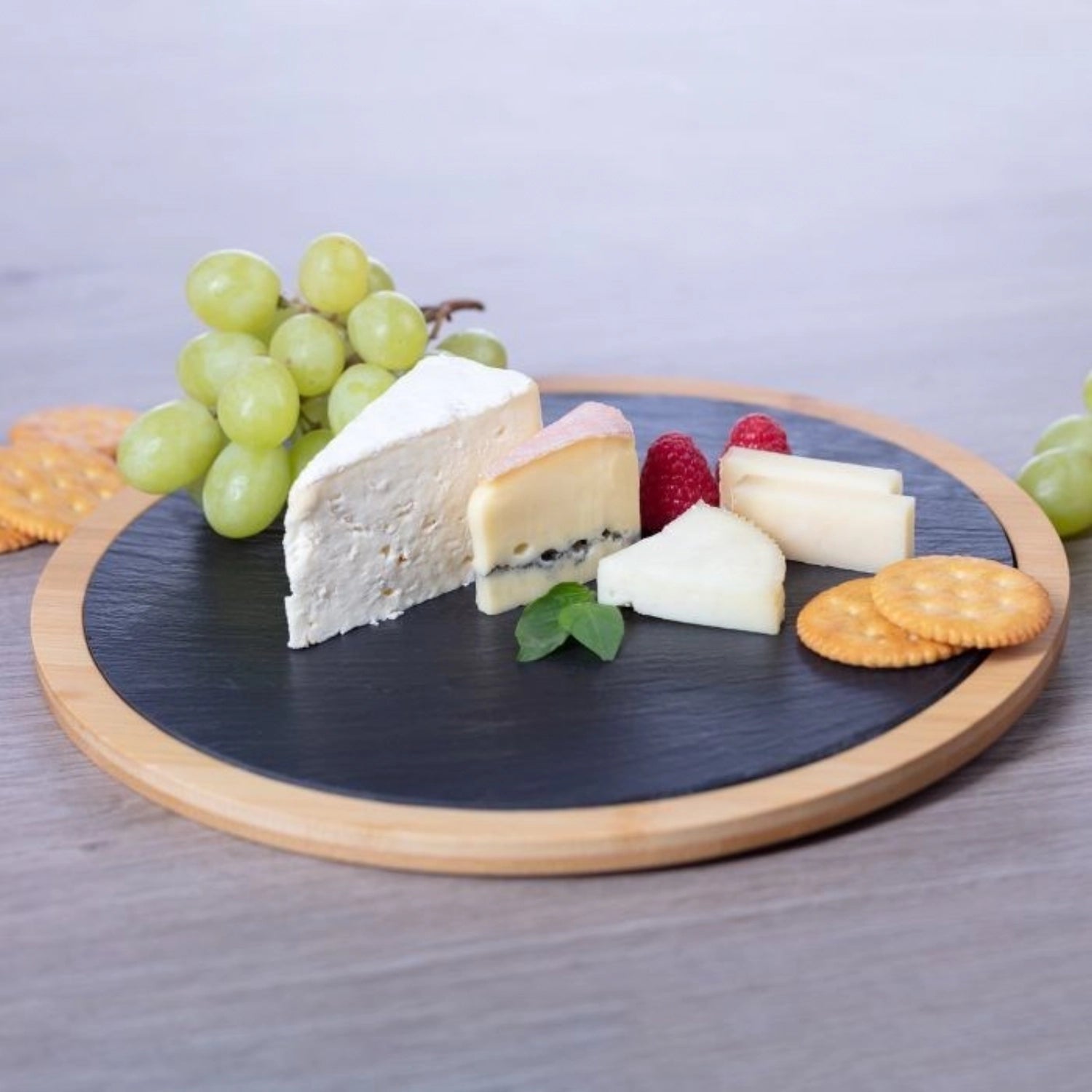Elegante Servierplatte "Tapas u. Friends" aus Schiefer und Bambus, Ø 28 cm, perfekt für stilvolle Tapas-Abende und gesellige Anlässe.