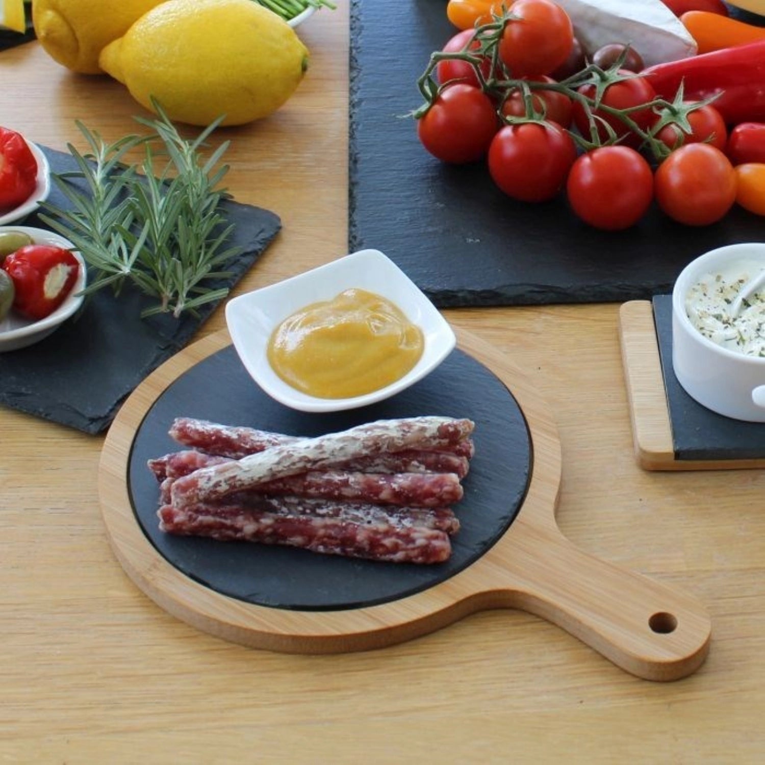 Elegante Servierplatte "Tapas u. Friends" aus Schiefer und Bambus, 25x17 cm, perfekt für Tapas und Snacks bei geselligen Anlässen.