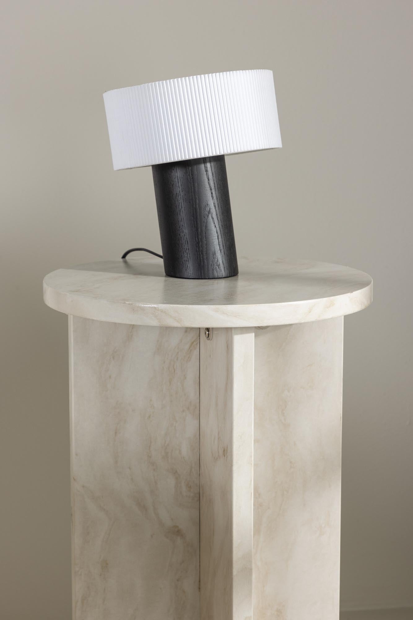 Der Ålesund Beistelltisch von Venture Home vereint stilvolles Design und praktische Funktionalität – ideal für jedes Wohnambiente.