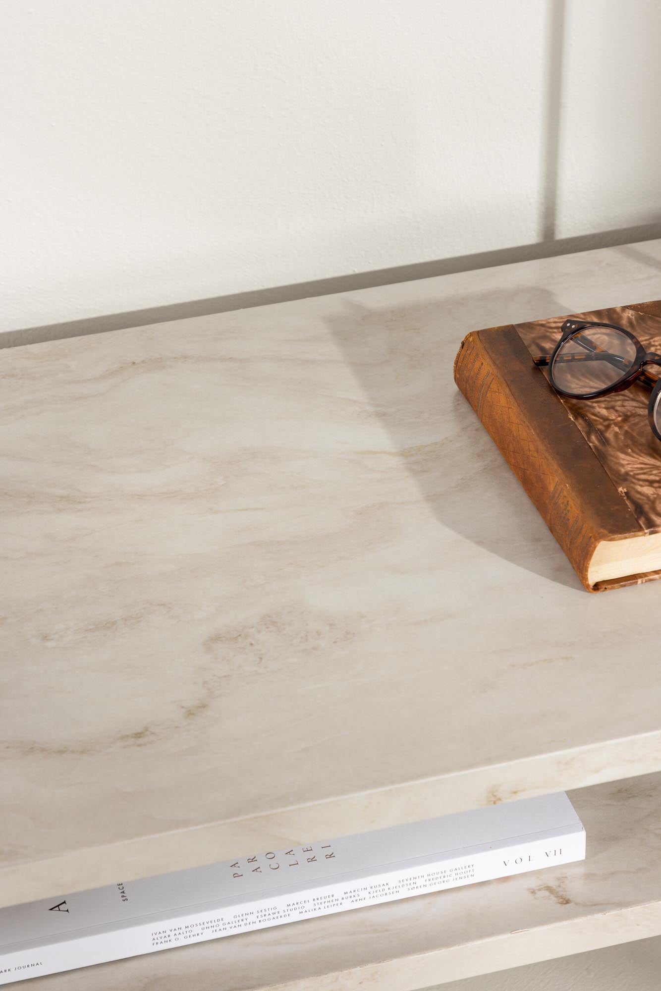 Ålesund TV-Ständer: Elegantes Möbelstück mit Marmoroptik und praktischem Kabelmanagement für stilvolle Wohnzimmer.