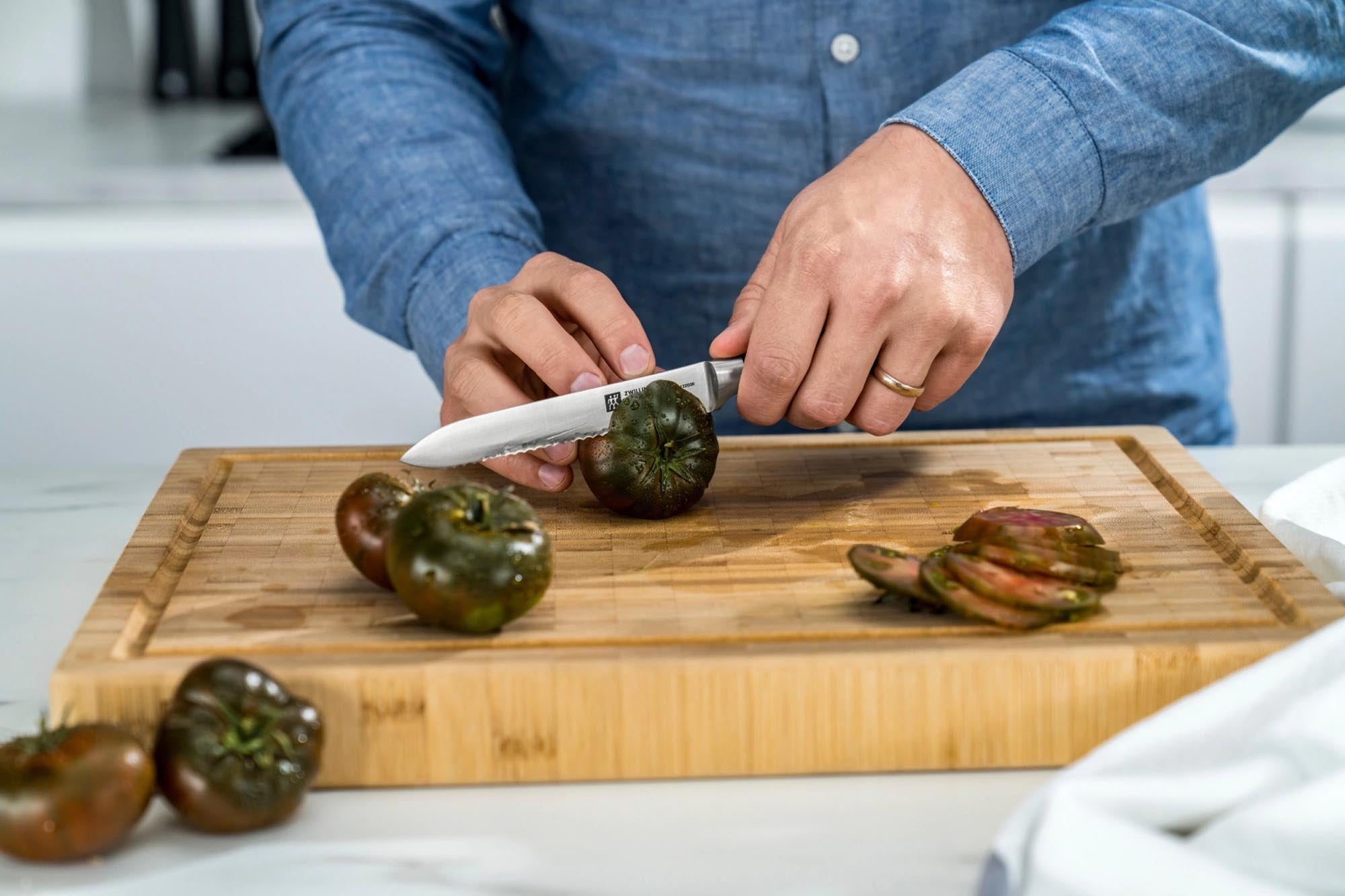 Das Zwilling All Star Universalmesser 130 in Chrom-Silber vereint scharfe Präzision und stilvolles Design für Ihre Küche.