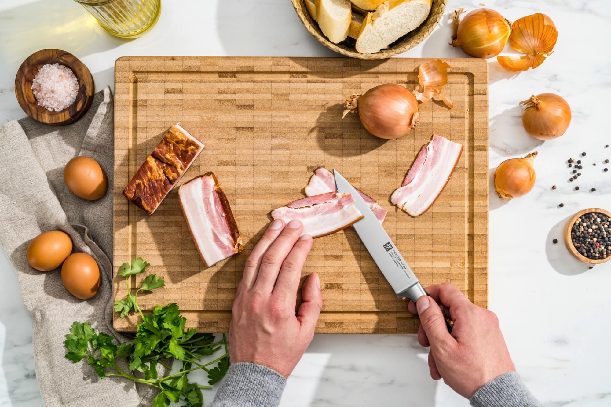 Das Zwilling All Star Tranchiermesser 160 überzeugt mit scharfer Klinge und ergonomischem Griff für präzises Schneiden von Fleisch.