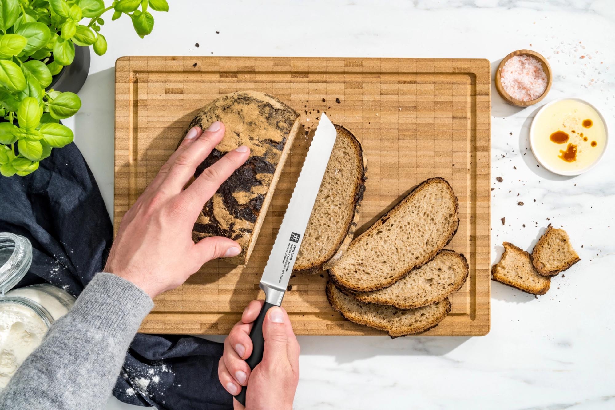 Das Zwilling All Star Brotmesser 200 in Chrome-Silber überzeugt mit scharfer Klinge und stilvollem, ergonomischem Design.