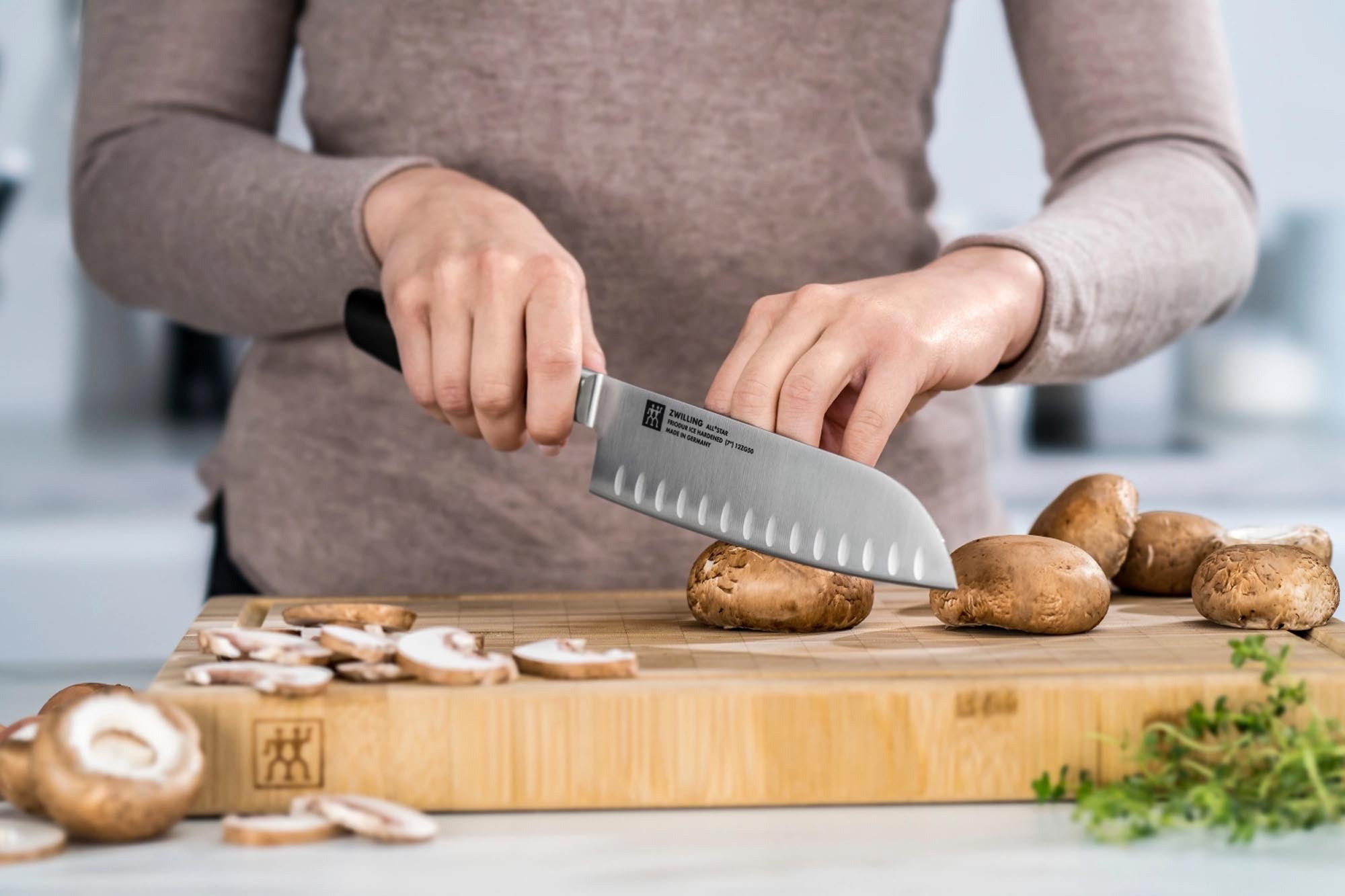 Das All Star Santoku 180 mm von Zwilling ist ein hochwertiges Küchenmesser aus Chromstahl mit Kullen für präzises Schneiden.