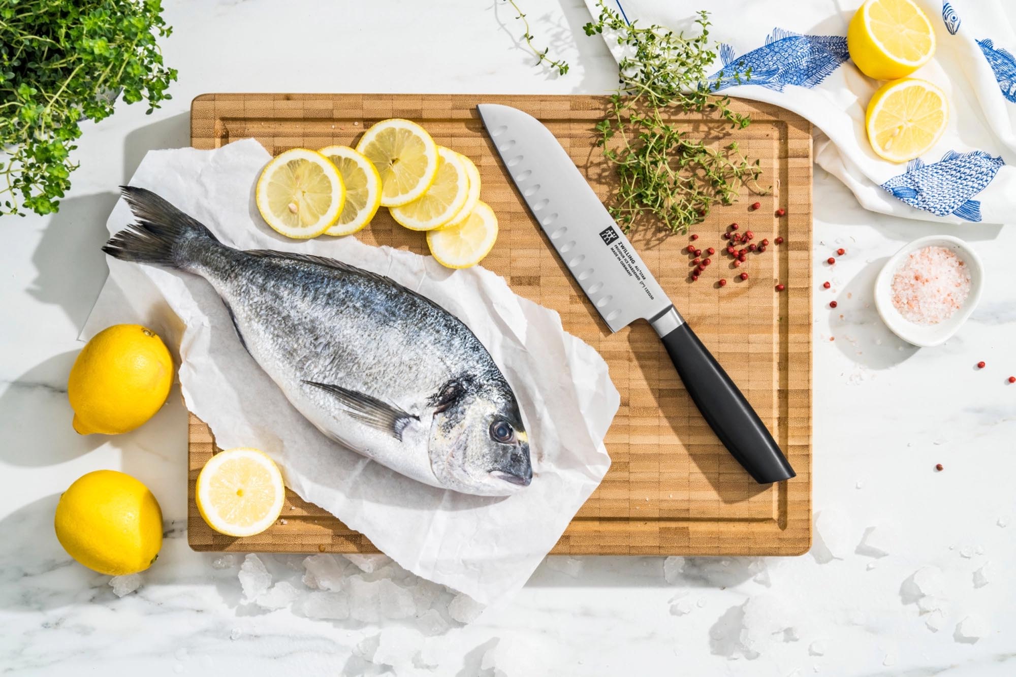 Das Zwilling All Star Santoku 180 mm ist ein hochwertiges Küchenmesser aus Chromstahl mit Kullen, perfekt für präzises Schneiden.