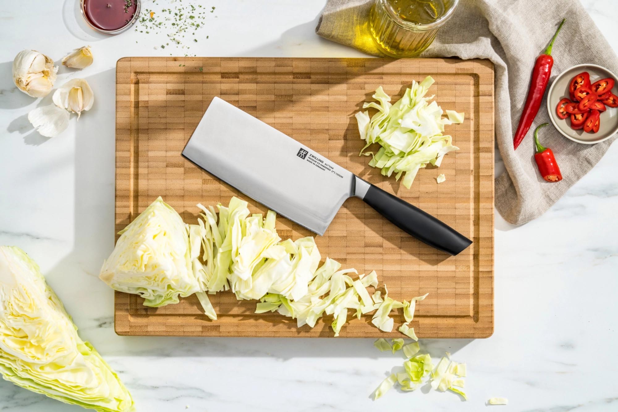 Das Zwilling All Star Chin. Kochmesser 180 überzeugt mit präziser Schärfe und ergonomischem Griff für müheloses Schneiden.