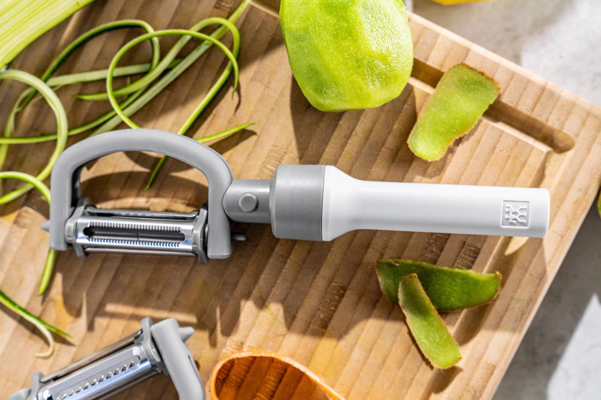 Der Zwilling Z-Cut 5-in-1 Schäler bietet innovative Vielseitigkeit und modernes Design für müheloses Schälen und kreative Küchenideen.