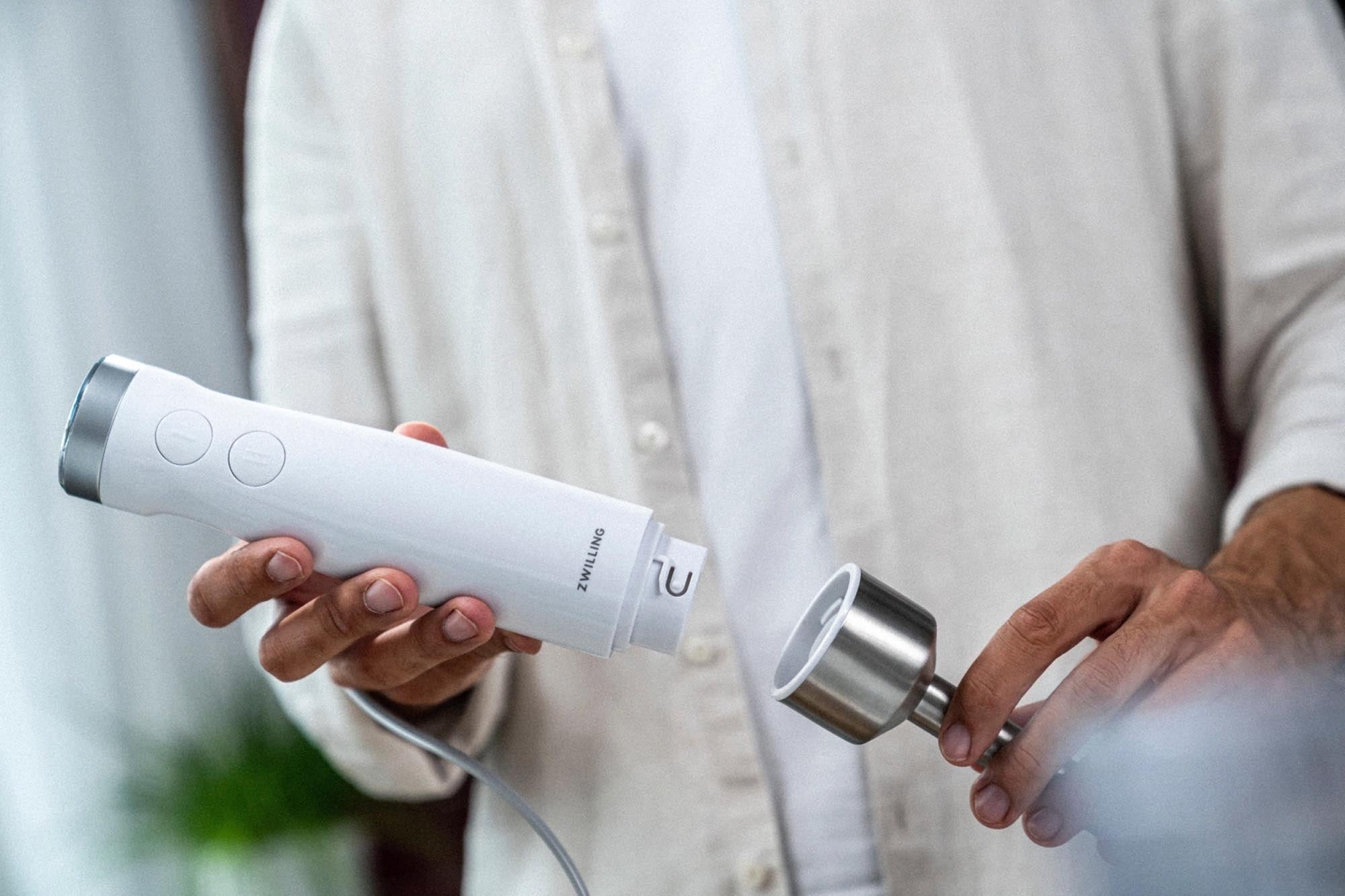 Entdecken Sie den Enfinigy Stabmixer von Zwilling Kitchen: Robuste Materialien, leistungsstarker Motor und praktisches Zubehör für gesunde, frische Speisen.