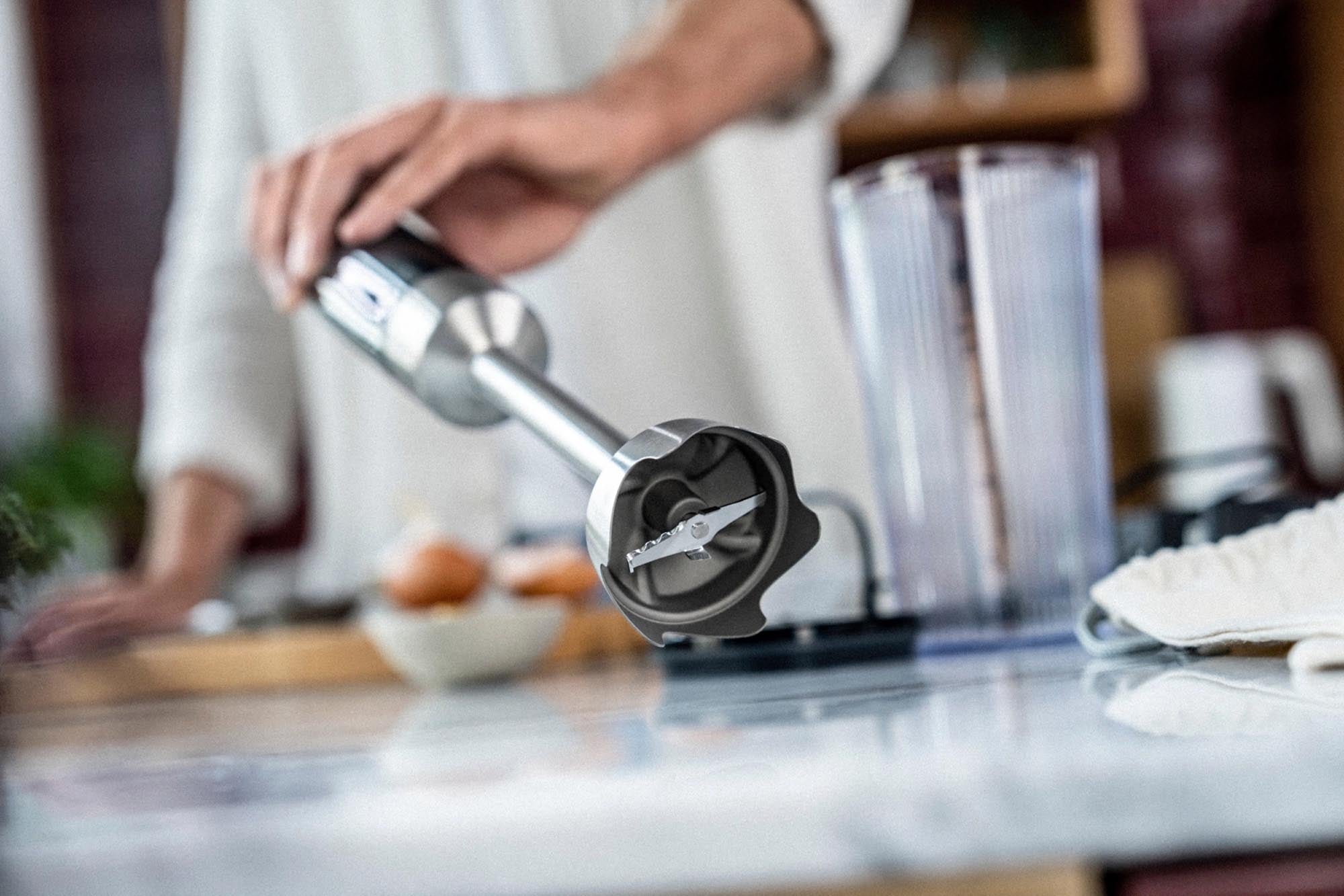 Erleben Sie den Enfinigy Stabmixer von Zwilling Kitchen: Hochwertig, vielseitig und mit Vakuumdeckel für optimale Frische und Geschmack.