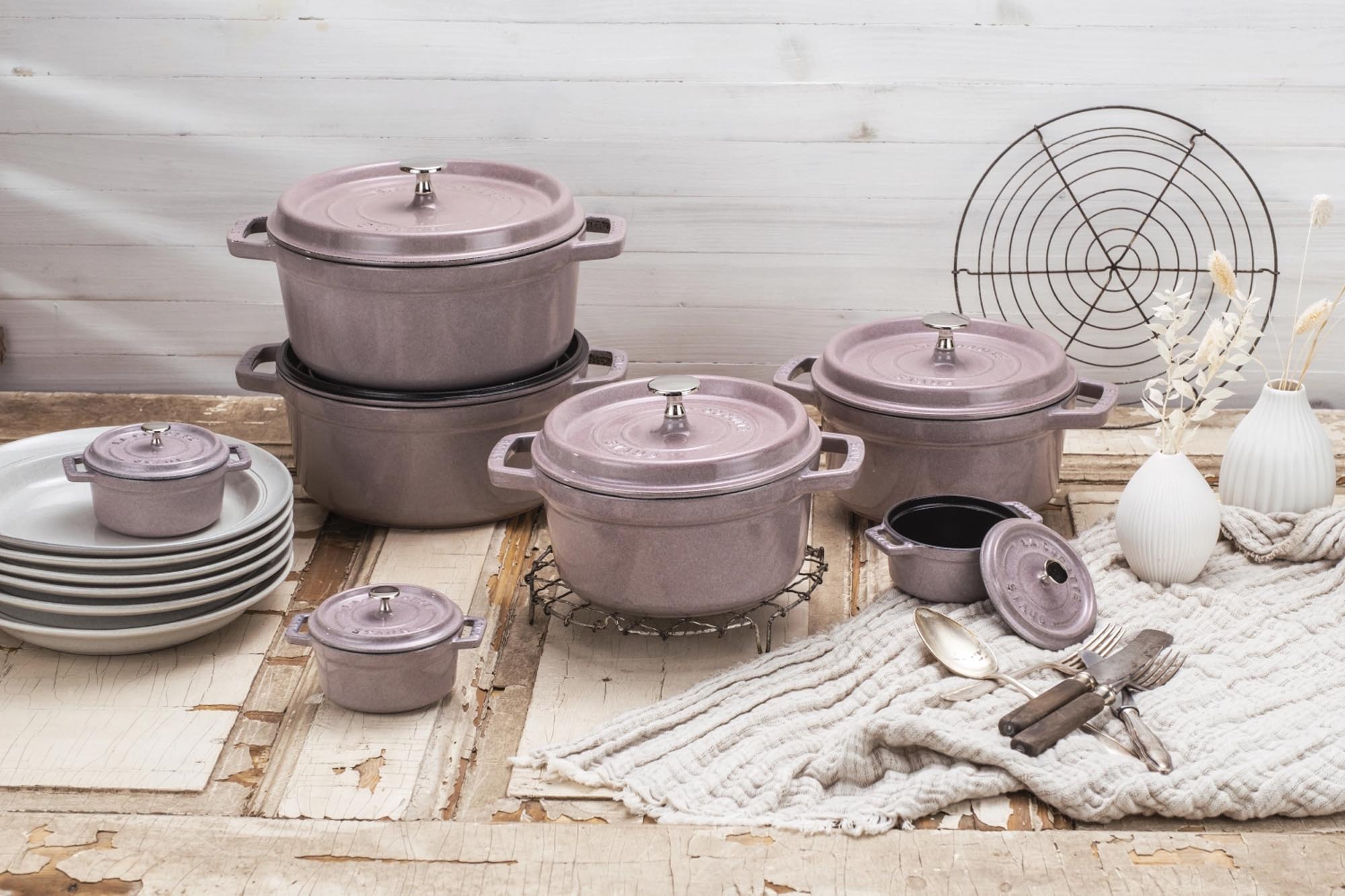 Die Mini Cocotte von Staub (0.25l) vereint Funktionalität und Stil. Ideal für individuelle Gerichte, robust und ofenfest – ein Must-Have für jede Küche!