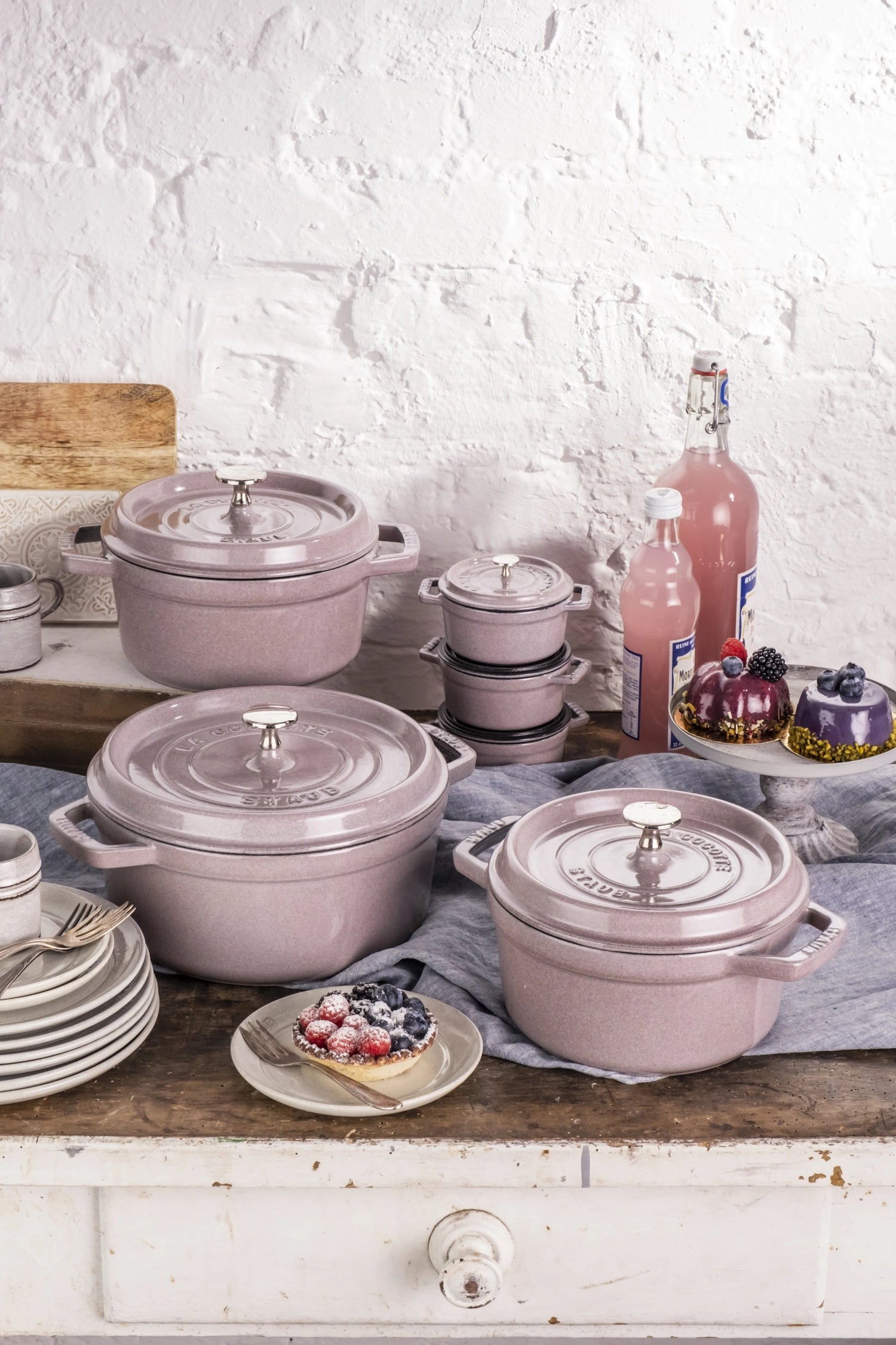 Runde Cocotte von Staub mit Kirschblüten-Motiv, 20 cm Durchmesser, aus Gusseisen, ideal für schmackhafte Gerichte und stilvolle Präsentation.