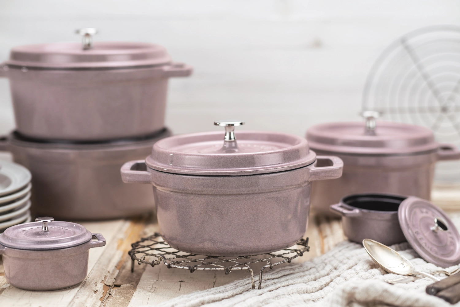 Elegante runde Cocotte von Staub mit zartem Kirschblüten-Design, 20 cm Durchmesser, aus robustem Gusseisen für köstliche Speisen.