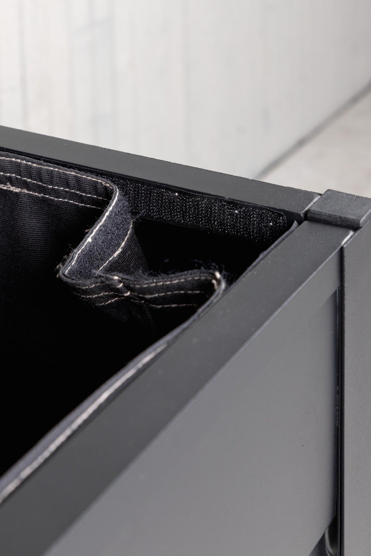 Elsa Kissenbox in Black präsentiert im Onlineshop von KAQTU Design AG. Outdoor Zubehör ist von Venture Home