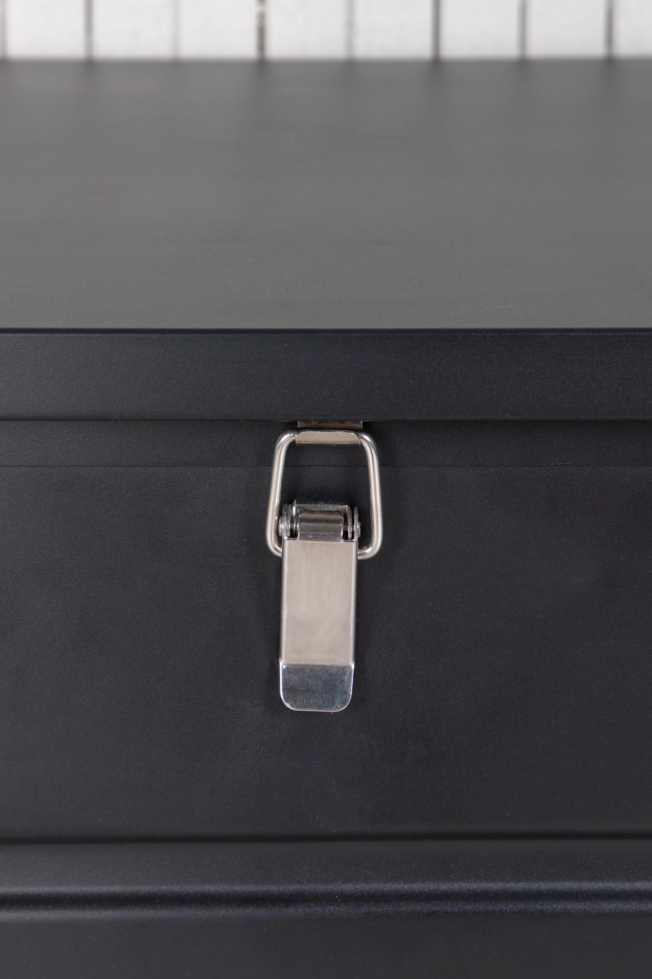 Die Elsa Kissenbox von Venture Home kombiniert Funktionalität und Stil für die Aufbewahrung von Kissen und Gartenutensilien.