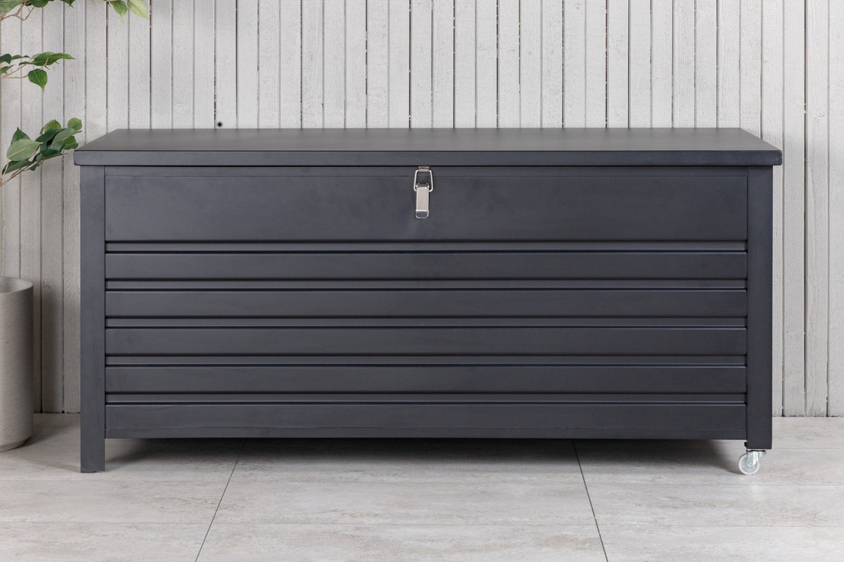 Elsa Kissenbox in Black präsentiert im Onlineshop von KAQTU Design AG. Outdoor Zubehör ist von Venture Home