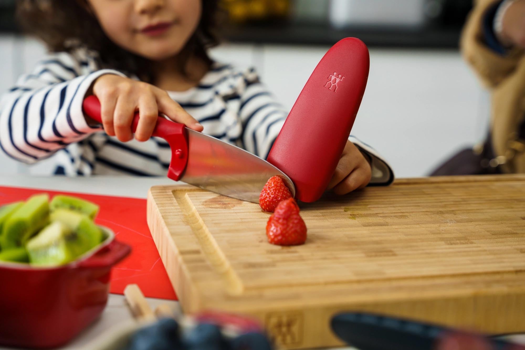 Das Zwilling Twinny Kinderkochmesser, 10 cm, in Rot, fördert sicheres und kreatives Kochen für Kinder mit ergonomischem Design.