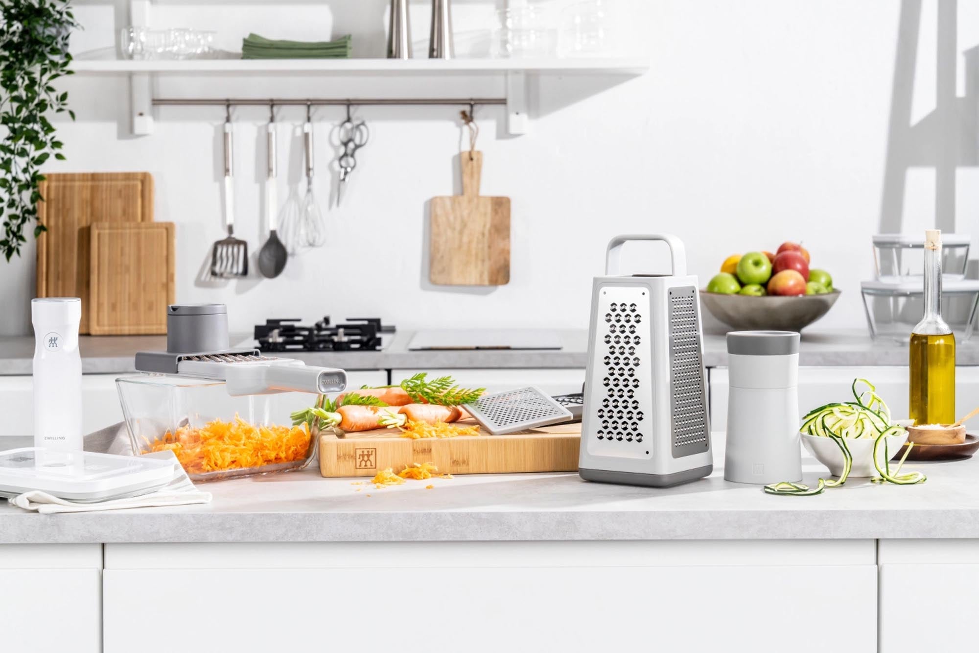 Die Zwilling Z-Cut Vierkantreibe 6-in-1 bietet vielseitige Einsatzmöglichkeiten in der Küche, perfekt für präzises Reiben und Schneiden.