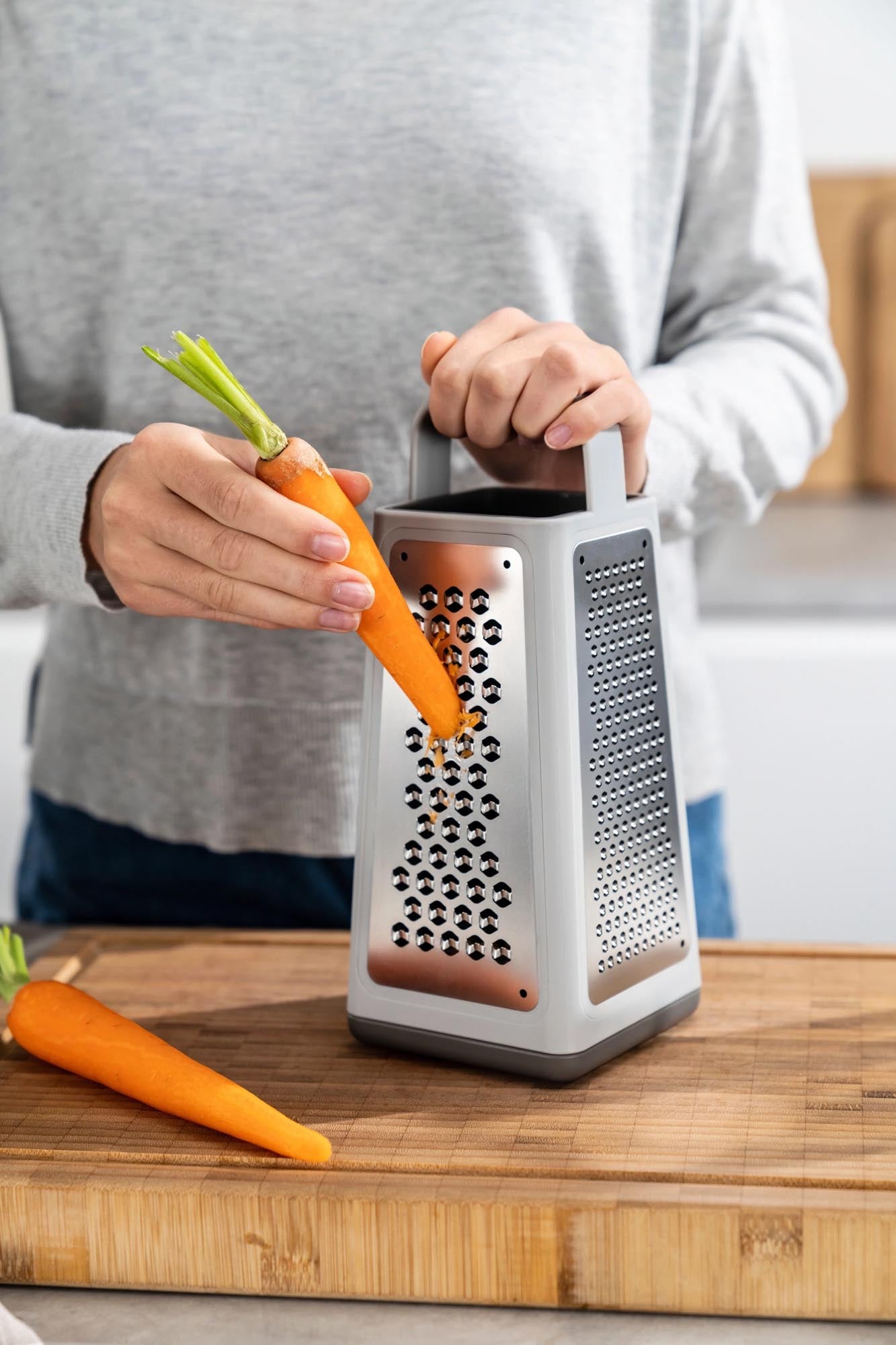 Die Zwilling Z-Cut Vierkantreibe 6-in-1 vereint elegantes Design und Funktionalität, ideal für müheloses Reiben und Schneiden in der modernen Küche.