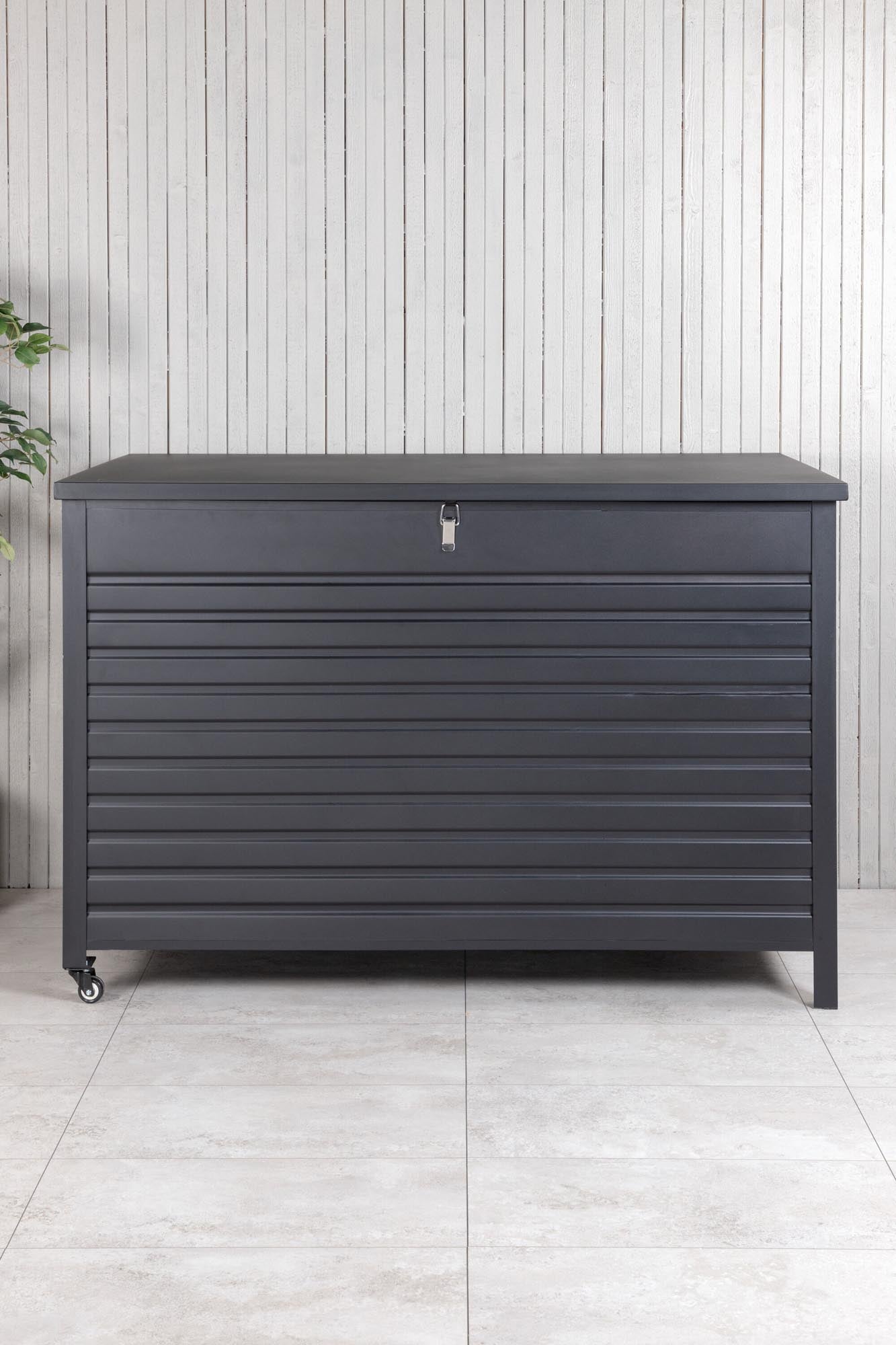 Die Tiana Kissenbox von Venture Home: Elegante Aluminium-Aufbewahrung für Ihre Outdoor-Textilien, wetterfest und stilvoll.