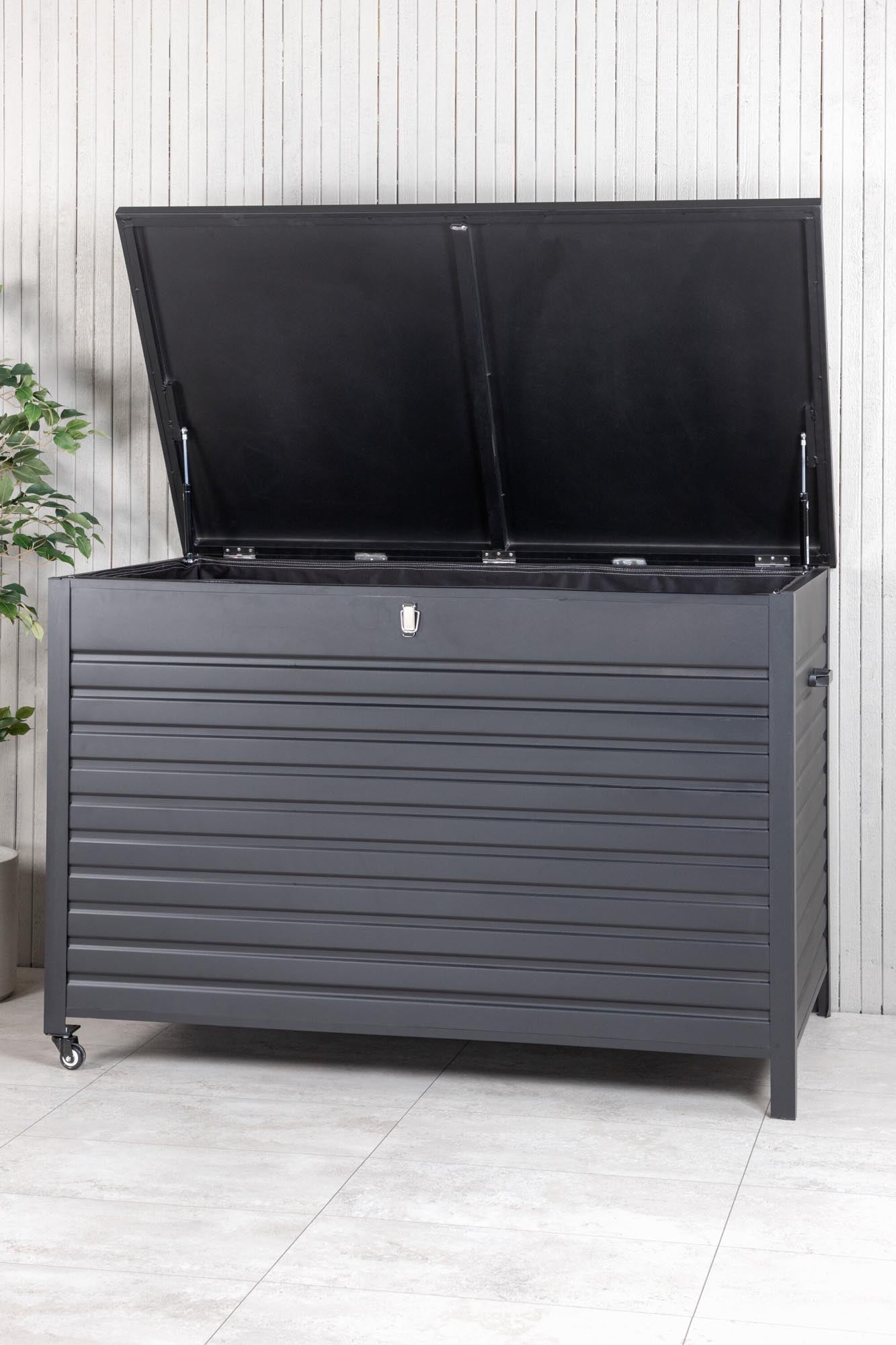 Die Tiana Kissenbox von Venture Home bietet stilvolle Aufbewahrung für Kissen und mehr, ideal für Garten oder Terrasse.