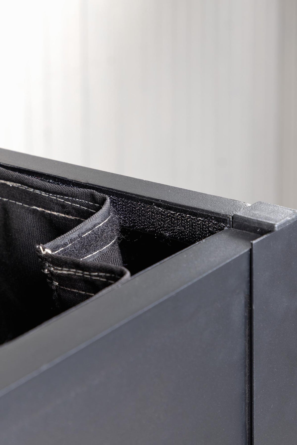 Tiana Kissenbox in Black präsentiert im Onlineshop von KAQTU Design AG. Outdoor Zubehör ist von Venture Home