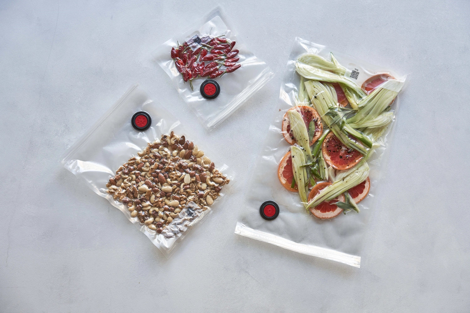 Entdecken Sie das 10-teilige Vakuum Beutelset M von Zwilling Kitchen. Ideal für die platzsparende und hygienische Lagerung von Lebensmitteln und Textilien.