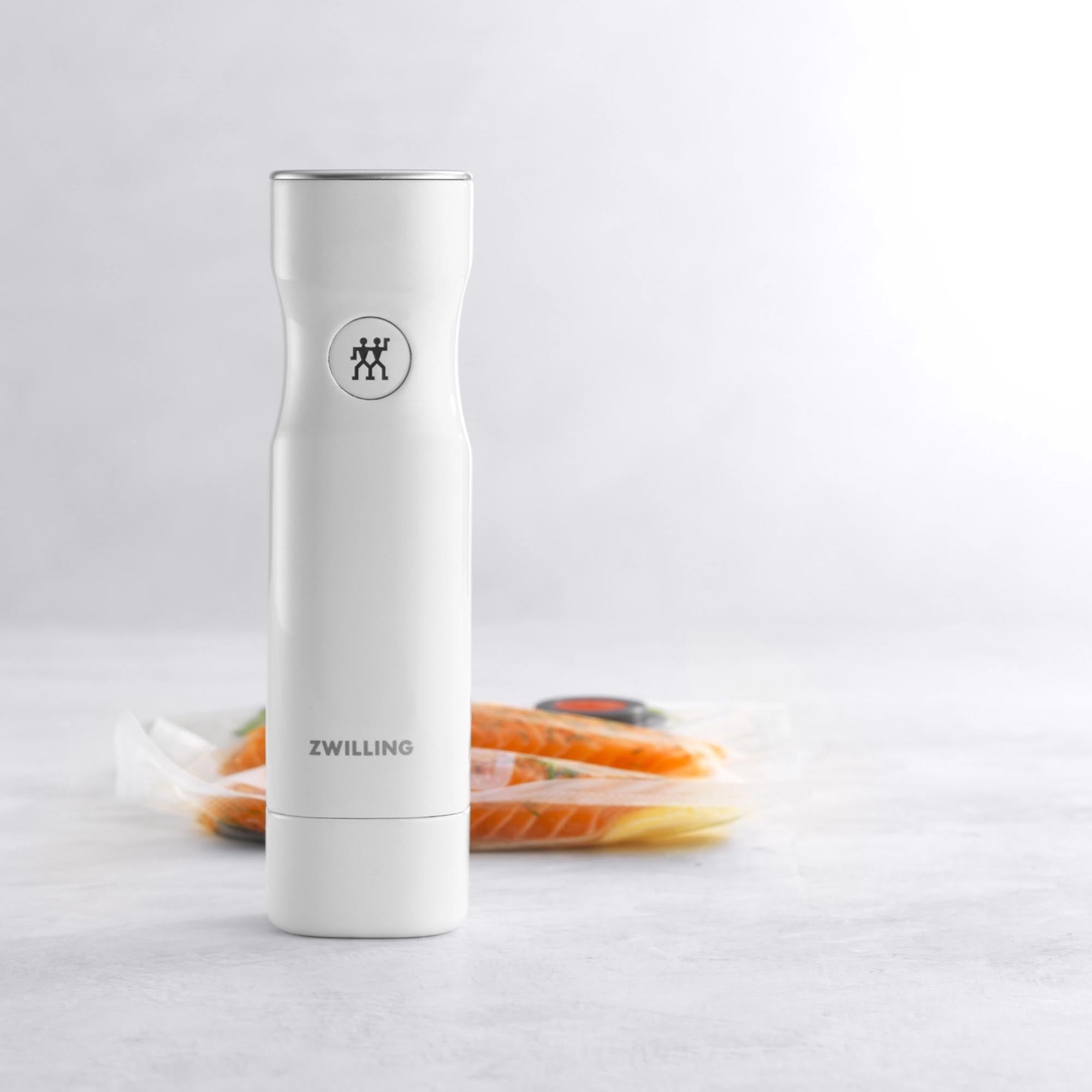 Praktische USB-Vakuumpumpe von Zwilling Kitchen, 5x5x19 cm, weiss, für schnelles und einfaches Vakuumieren von Lebensmitteln.