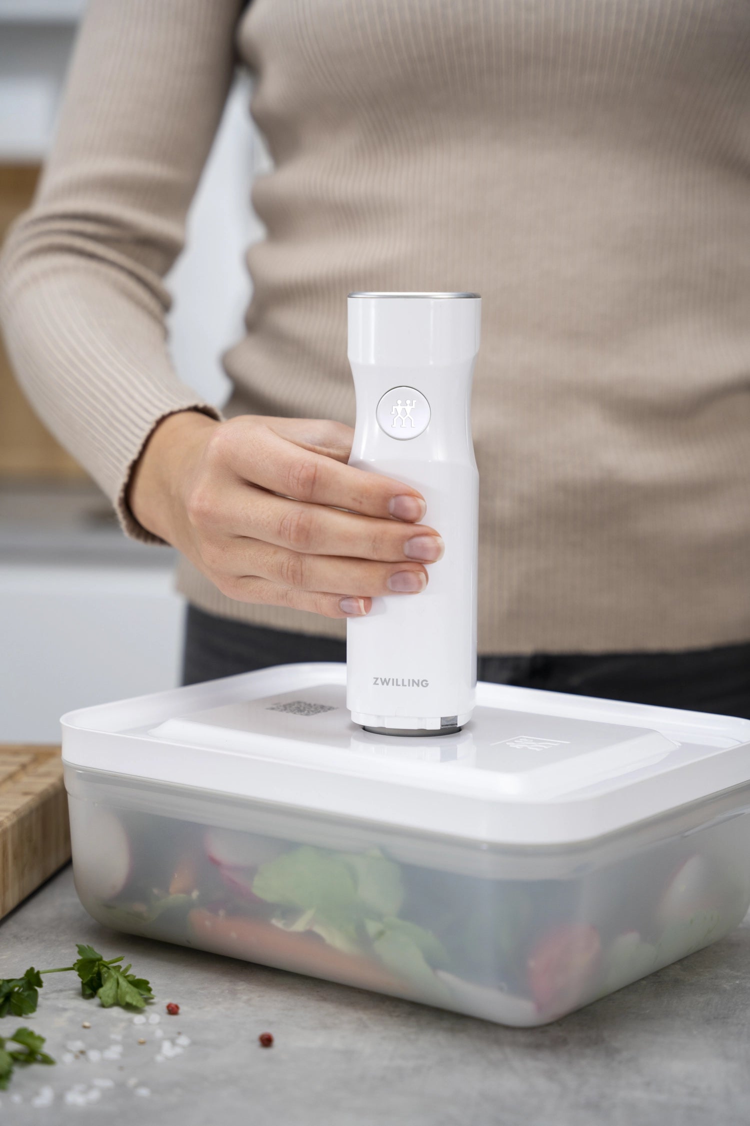 Praktische Vakuumbox L von Zwilling Kitchen, aus robustem Kunststoff, ideal zur luftdichten Lagerung von Lebensmitteln, 2.0L, Maße: 21.4x14.4x12.8 cm.