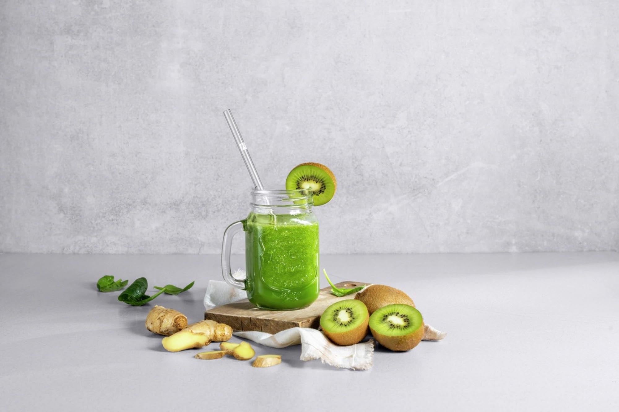 Entdecken Sie die eleganten Zwilling Glasstrohhalme im 4er Set – nachhaltig, robust und ideal für jedes Getränk. Inklusive praktischer Bürste!