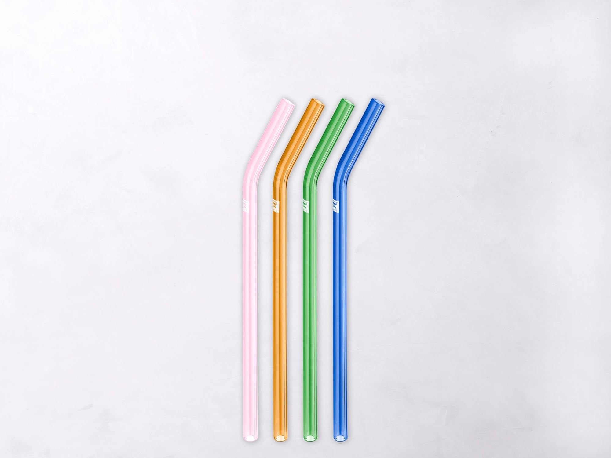 Entdecken Sie das 4er Set farbige, gebogene Glas-Strohhalme von Zwilling Kitchen. Ideal für Getränke, inklusive praktischer Reinigungsbürste.