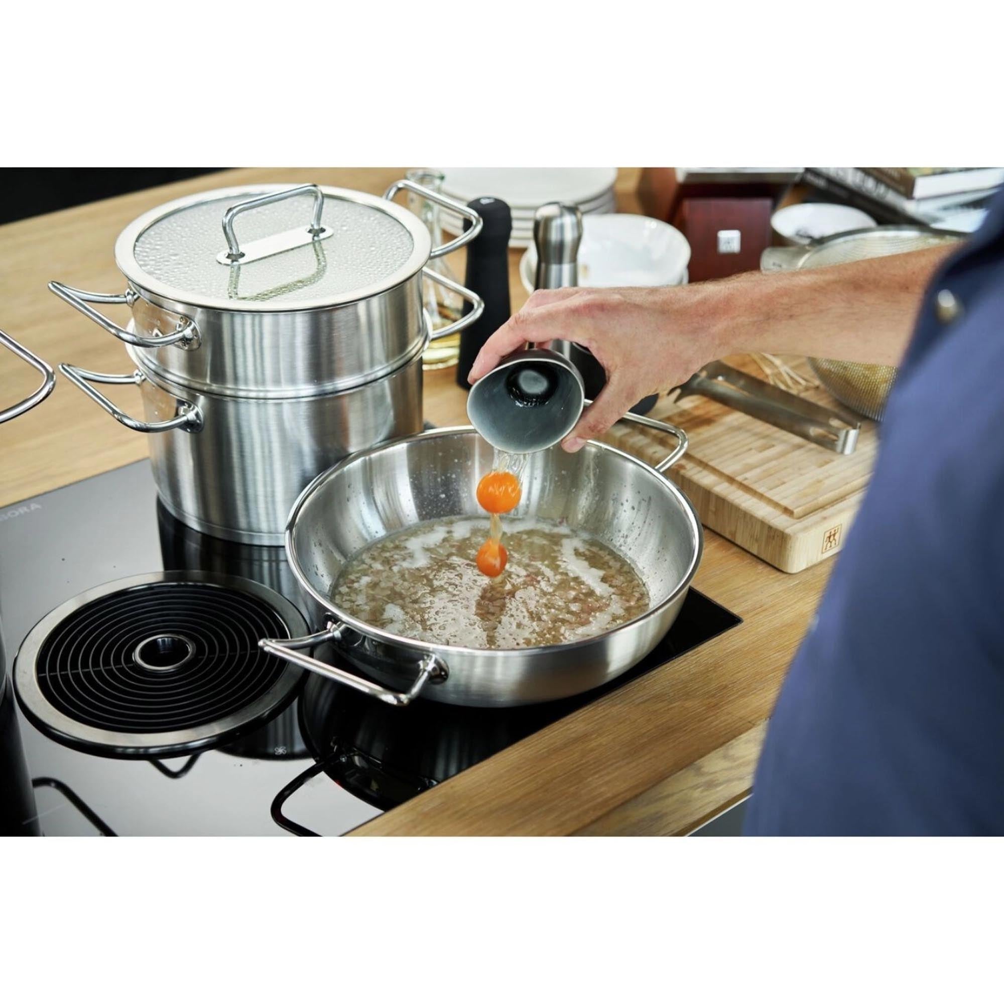 Entdecken Sie den ZWILLING Pro Wok, 30 cm: Robuster Edelstahl, perfekt für kreative Kochabenteuer und gleichmäßige Wärmeverteilung für köstliche asiatische Speisen.