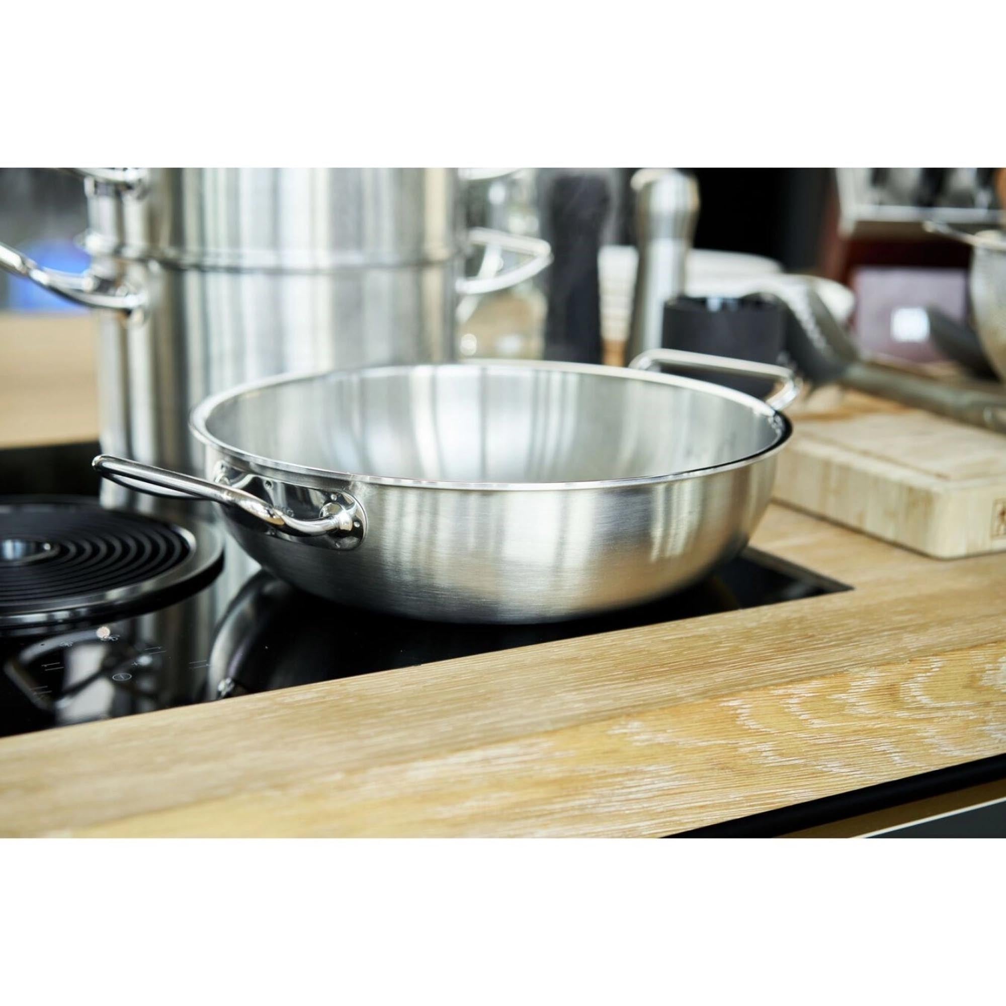 ZWILLING Pro Wok, 30 cm: Robuster Edelstahl-Wok für asiatische Küche, bietet optimale Hitzeverteilung und vielseitige Kochmöglichkeiten.