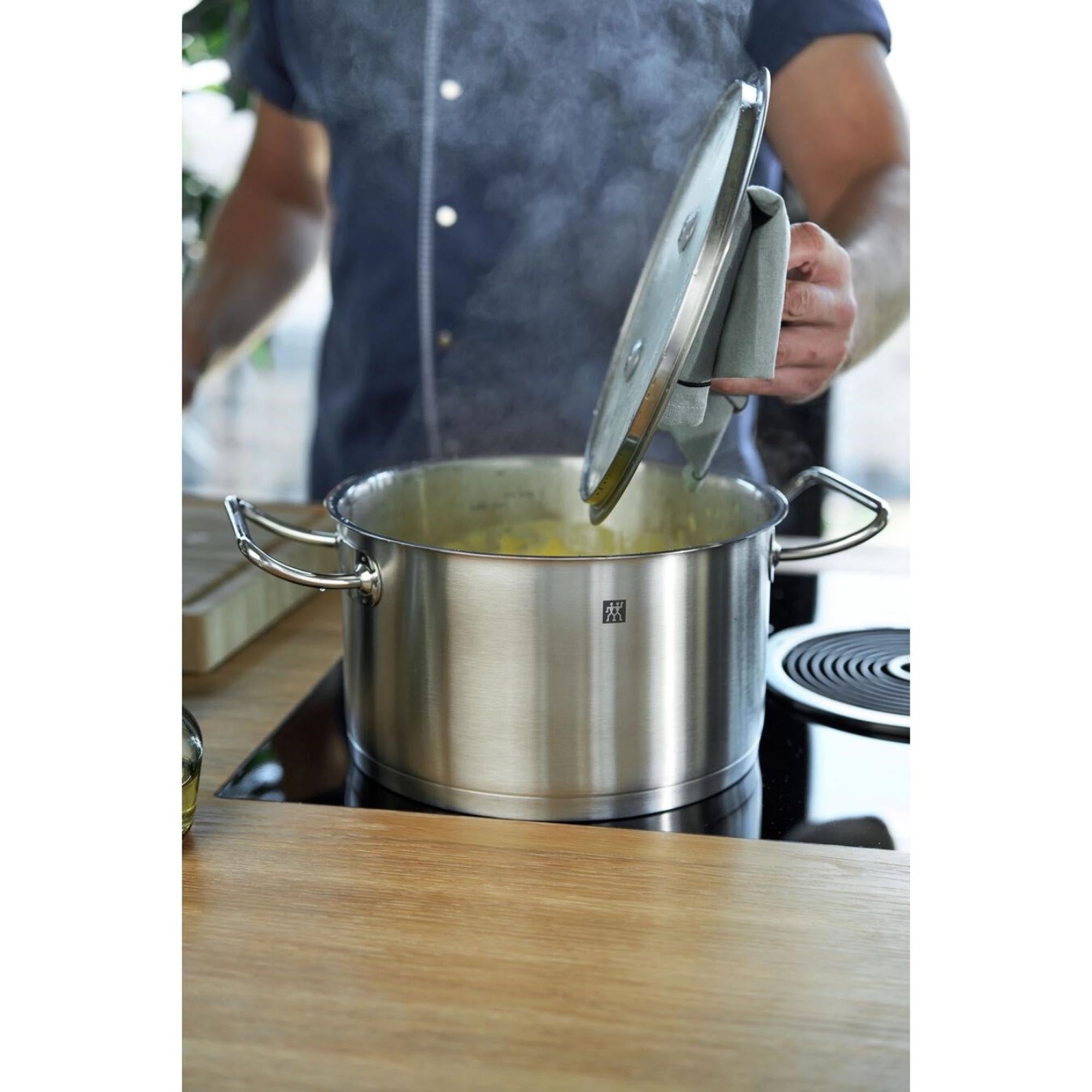 ZWILLING Pro Kochtopf 24 cm: Hochwertiger Edelstahl, optimale Wärmeleitung, robust und perfekt für vielseitiges Kochen.
