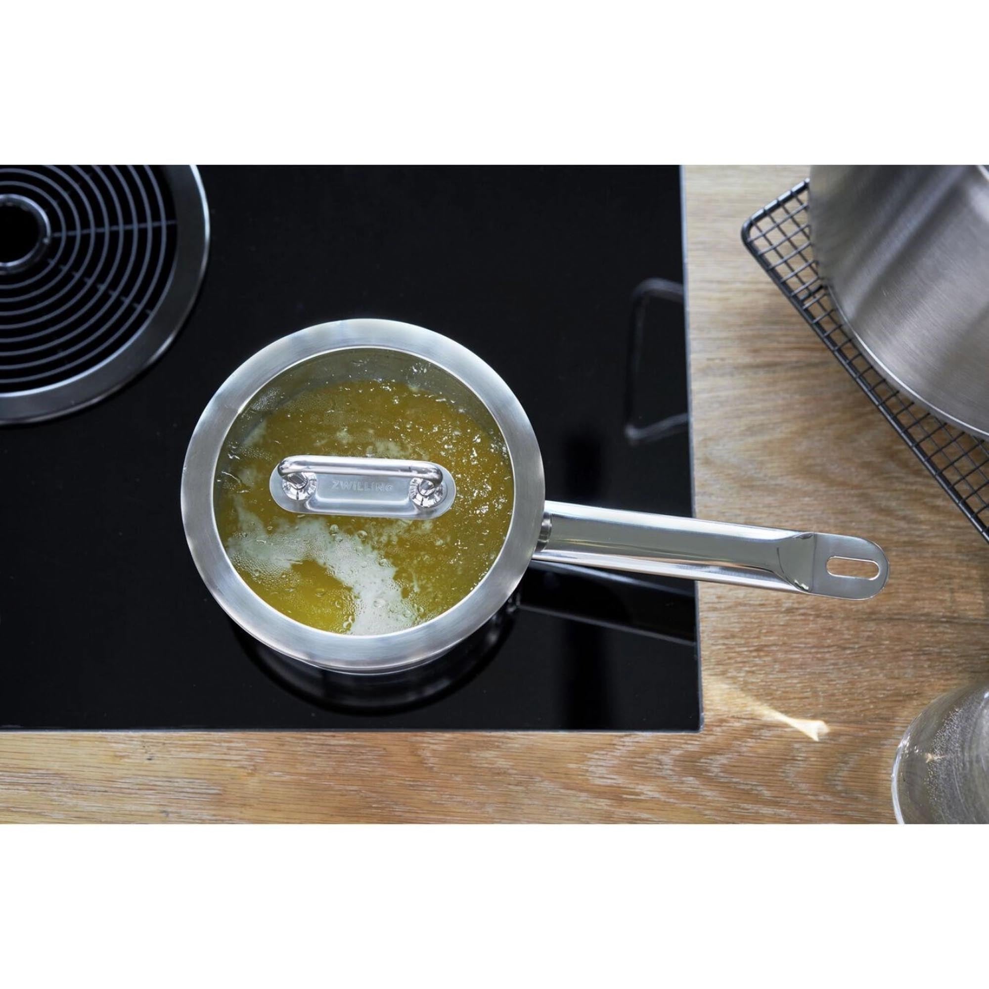 Erleben Sie den ZWILLING Pro Stieltopf, 20 cm: Ideal für präzises Kochen, aus hochwertigem Edelstahl mit ergonomischem Griff für besten Komfort.