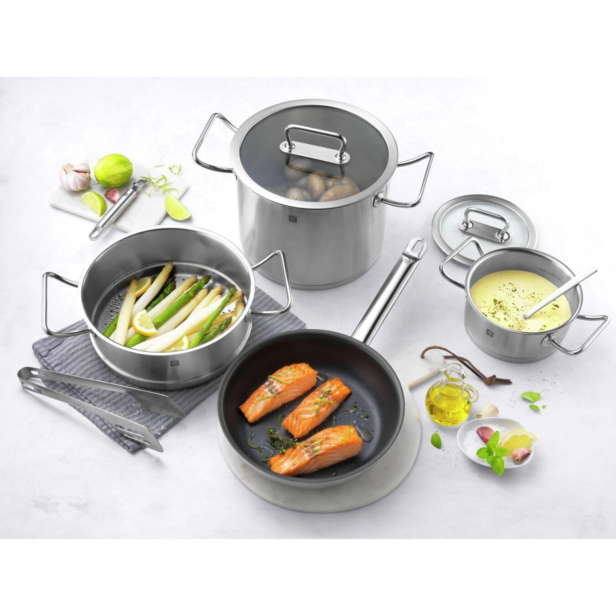 Erleben Sie die ZWILLING Pro Bratpfanne mit 20 cm Durchmesser und hochwertiger PTFE-Beschichtung – ideal für gesundes und einfaches Kochen.