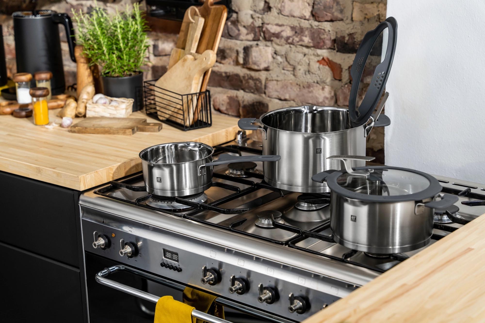 Das 4-teilige Zwilling Simplify Kochgeschirr-Set kombiniert modernes Design mit Funktionalität und Qualität für müheloses Kochen.