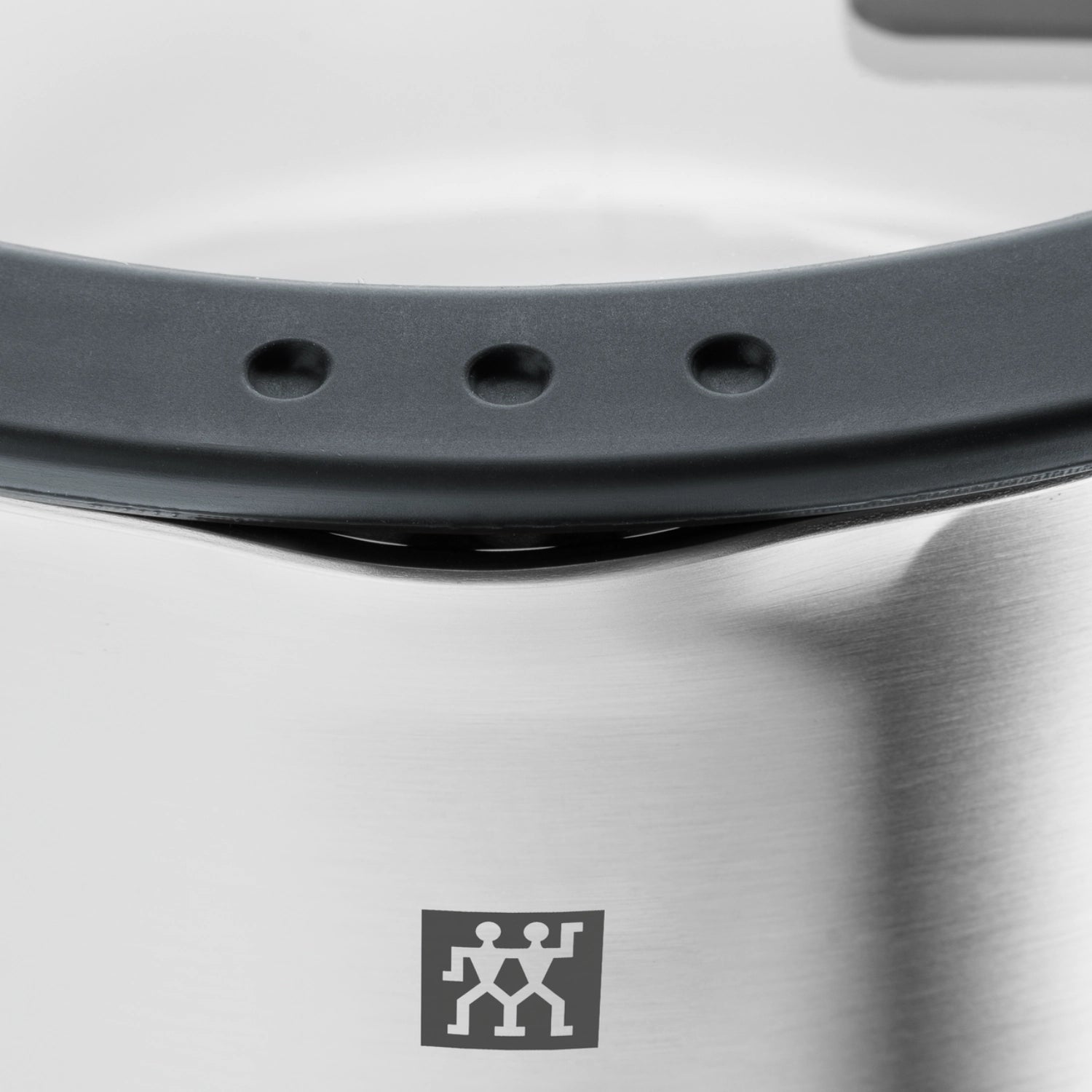 Hochwertiges 4-teiliges Kochtopfset von Zwilling Simplify, perfekt für kreative Kochabenteuer und moderne Küchen. Robust und funktional.