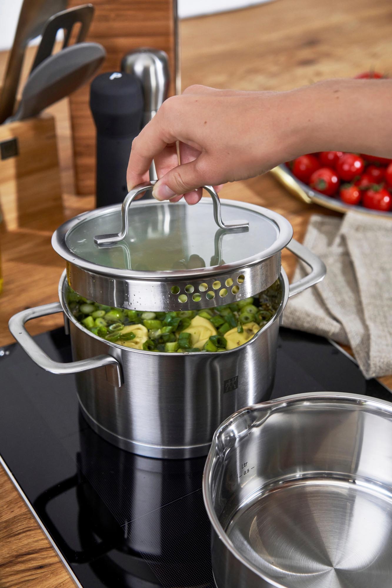 Das 4-teilige Zwilling TrueFlow Kochgeschirr-Set kombiniert modernes Design mit Funktionalität und Qualität für Ihre Kochbedürfnisse.