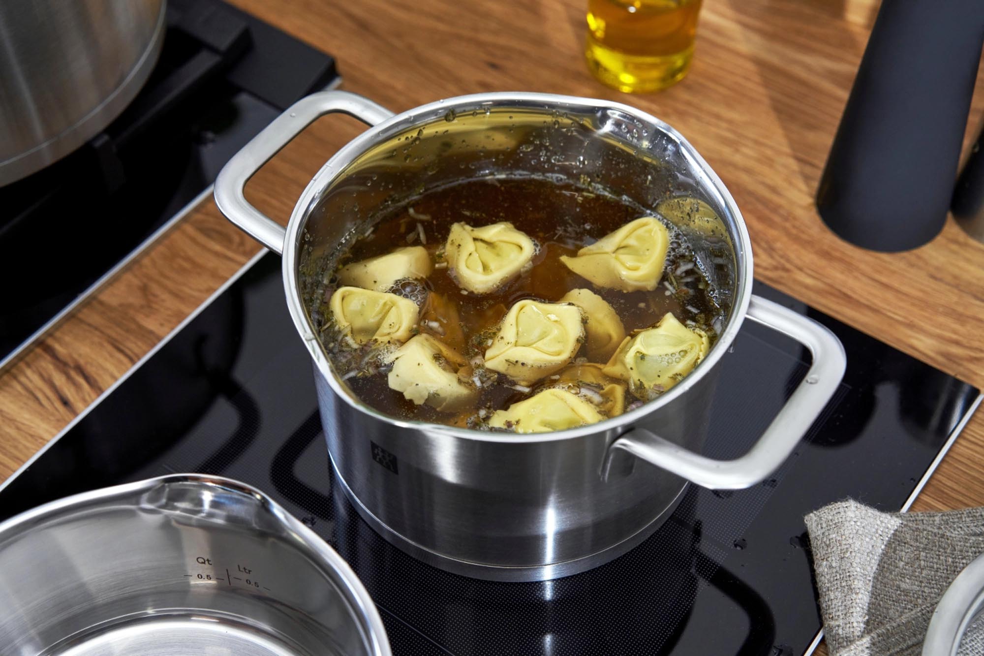 Das Zwilling TrueFlow Kochgeschirr-Set (4-teilig) bietet hochwertige Töpfe mit praktischen Funktionen für effizientes Kochen.