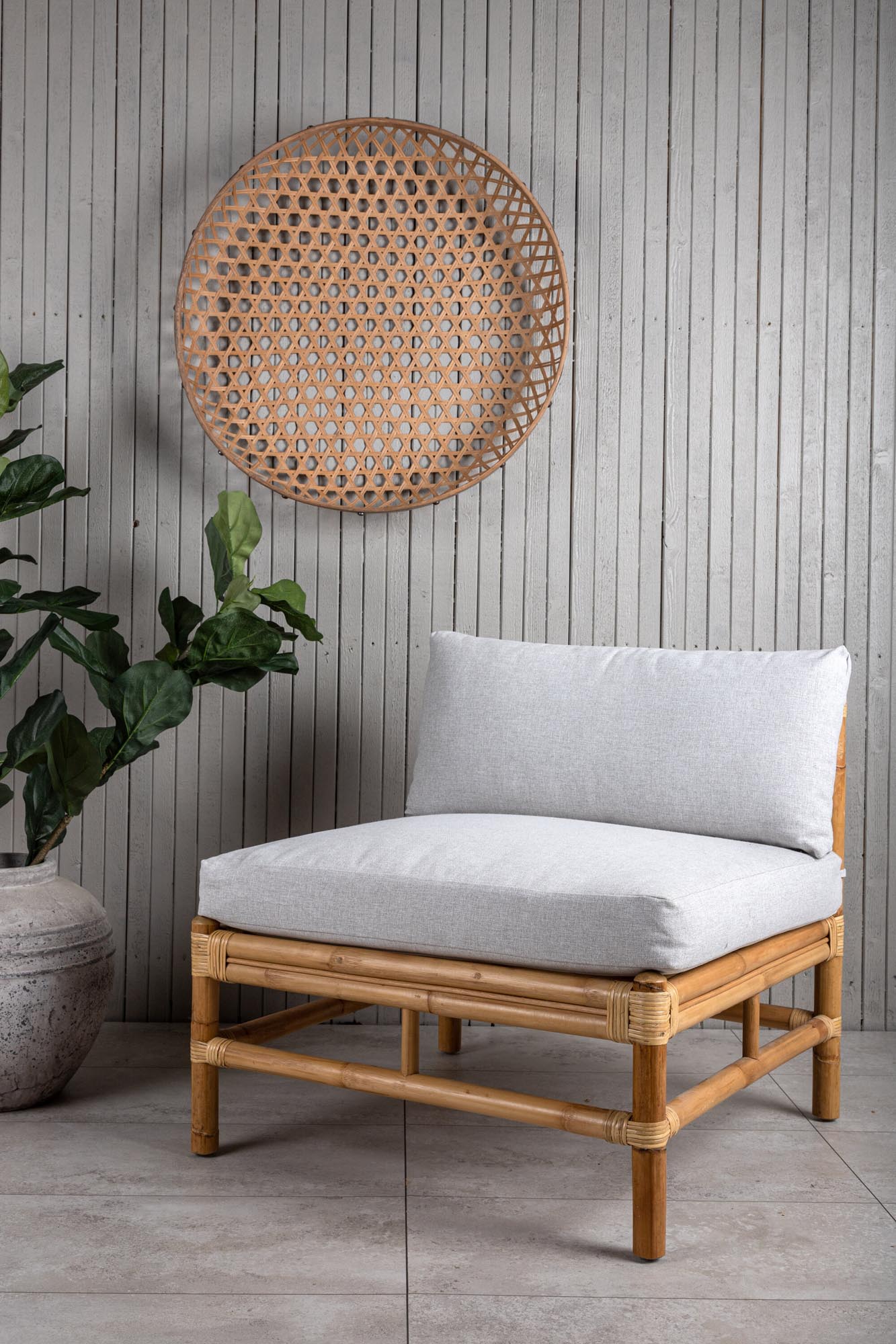 Entdecken Sie das Cane Mittelteil Sofa von Venture Home: Elegantes Rattan, einladende Kissen und perfekter Komfort für Ihre Outdoor-Oase.