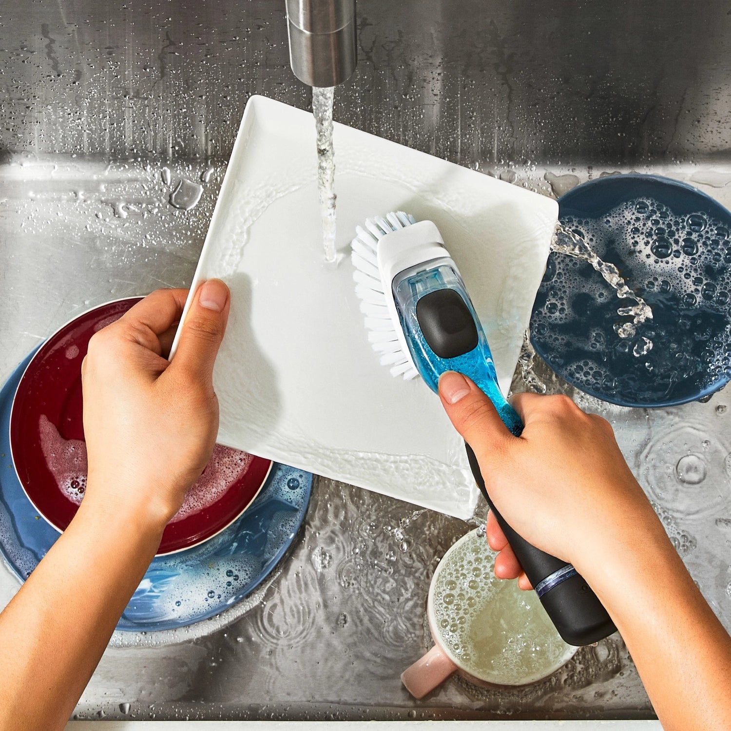Praktische OXO Good Grips Bürste mit Seifenspender, 23.6 cm, ideal für schnelles und effektives Reinigen von Töpfen, Pfannen und Küchenoberflächen.