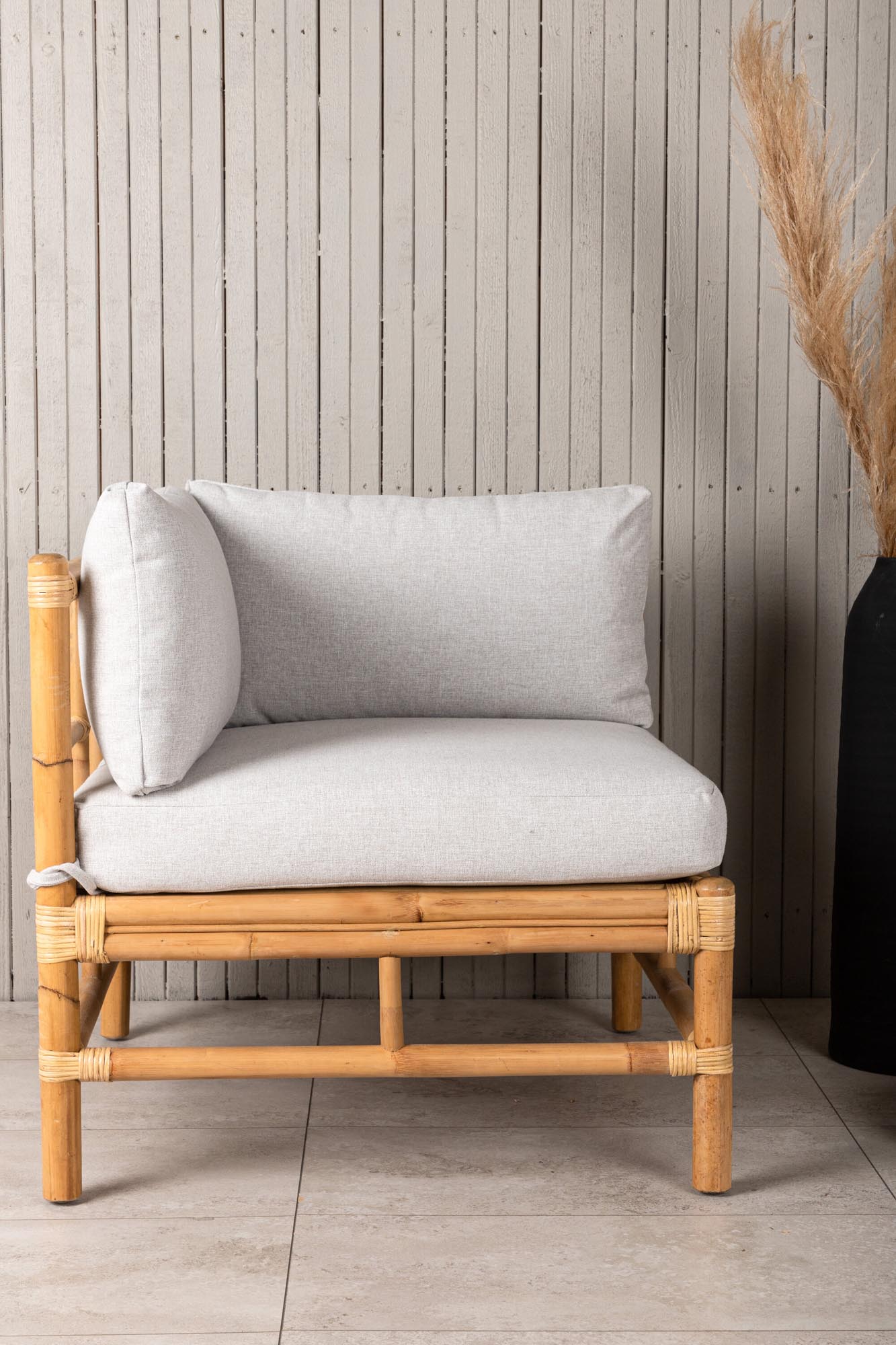 Stilvolles Cane Ecksofa von Venture Home: Einzigartige Rattan- und Bambus-Kombination für Komfort und Eleganz in Ihrem Wohnzimmer.